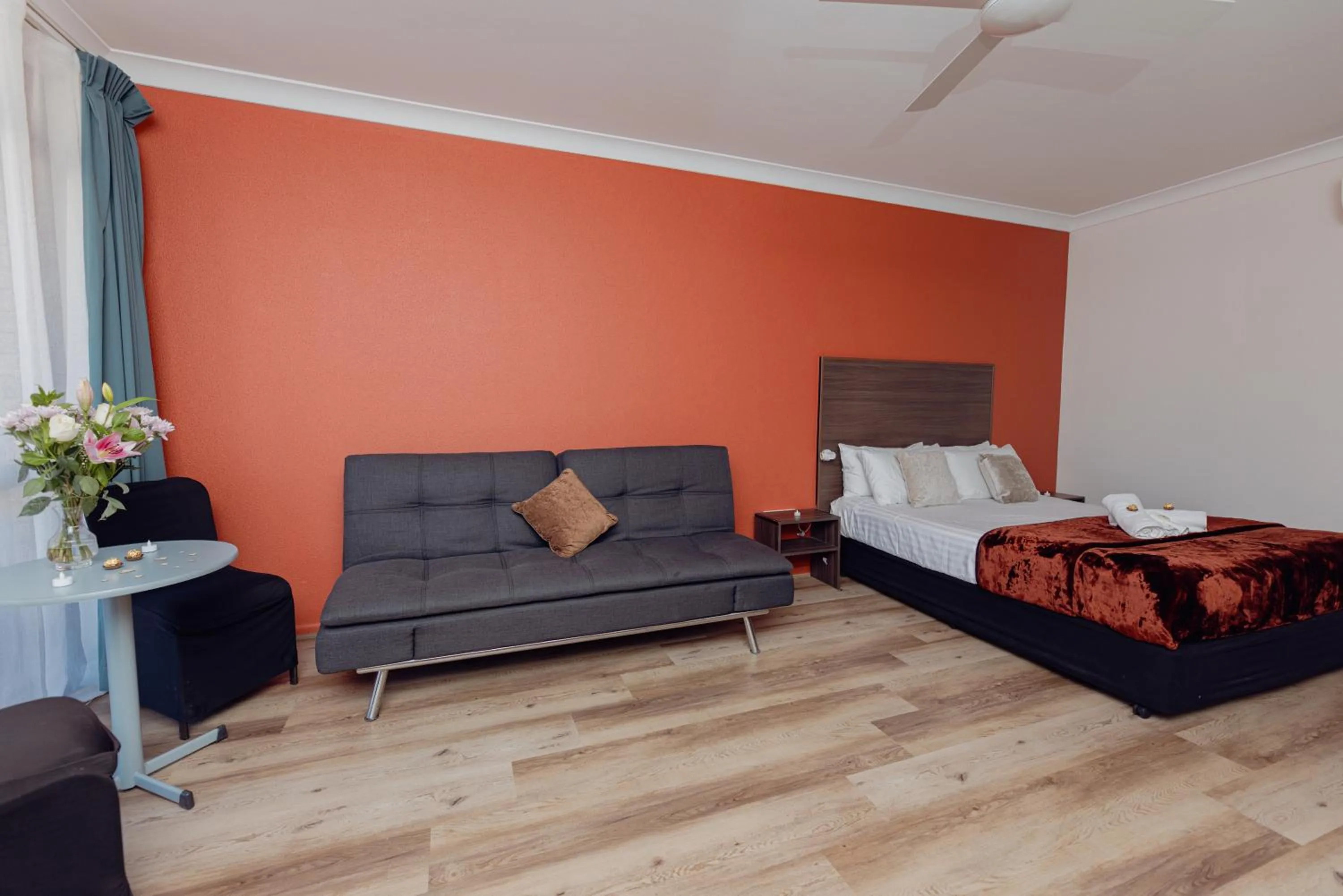 Seating area, Bed in Cumberland Motor Inn