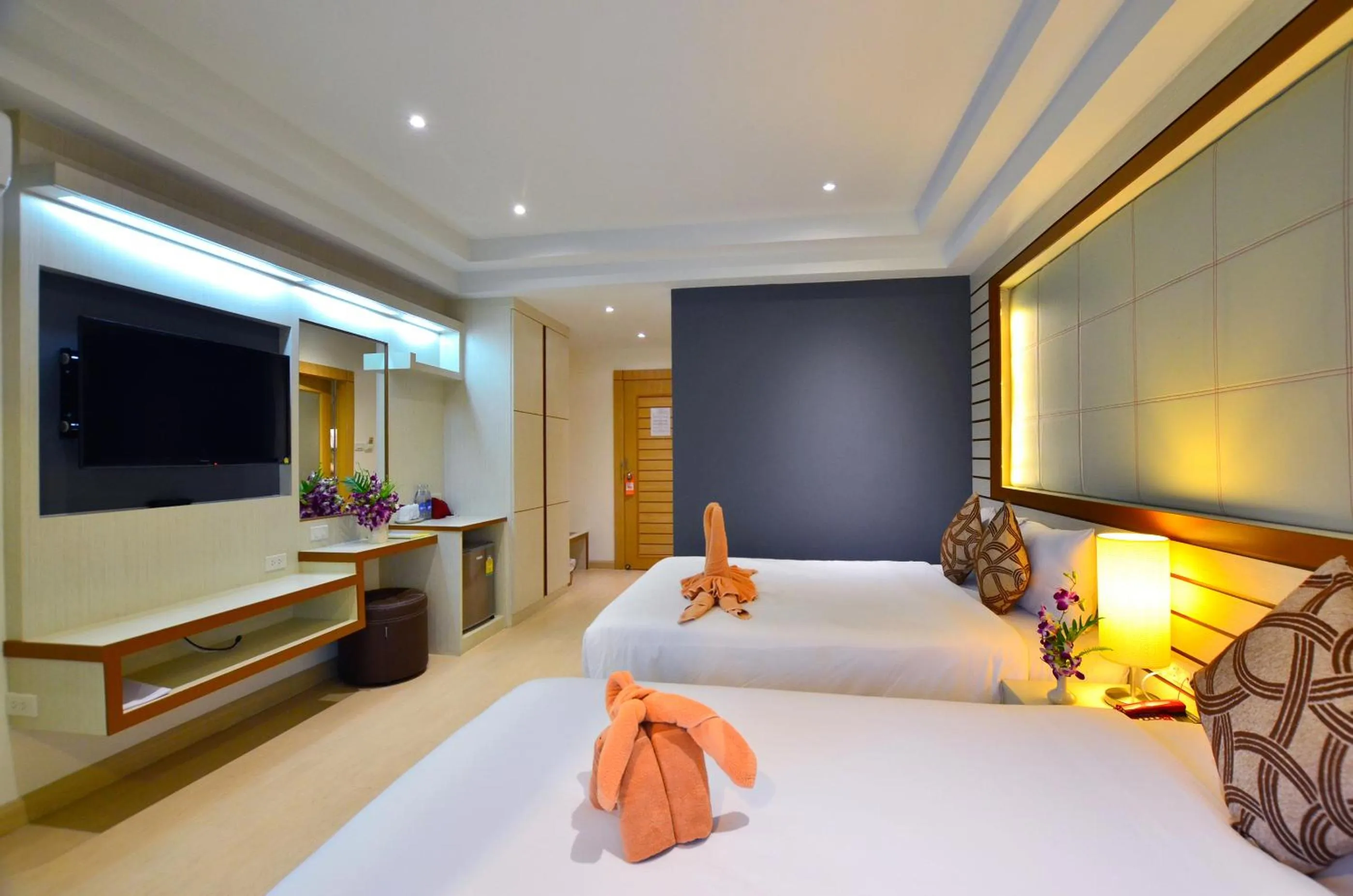 Photo of the whole room, Bed in Windmill Resort Hotel Pattaya
