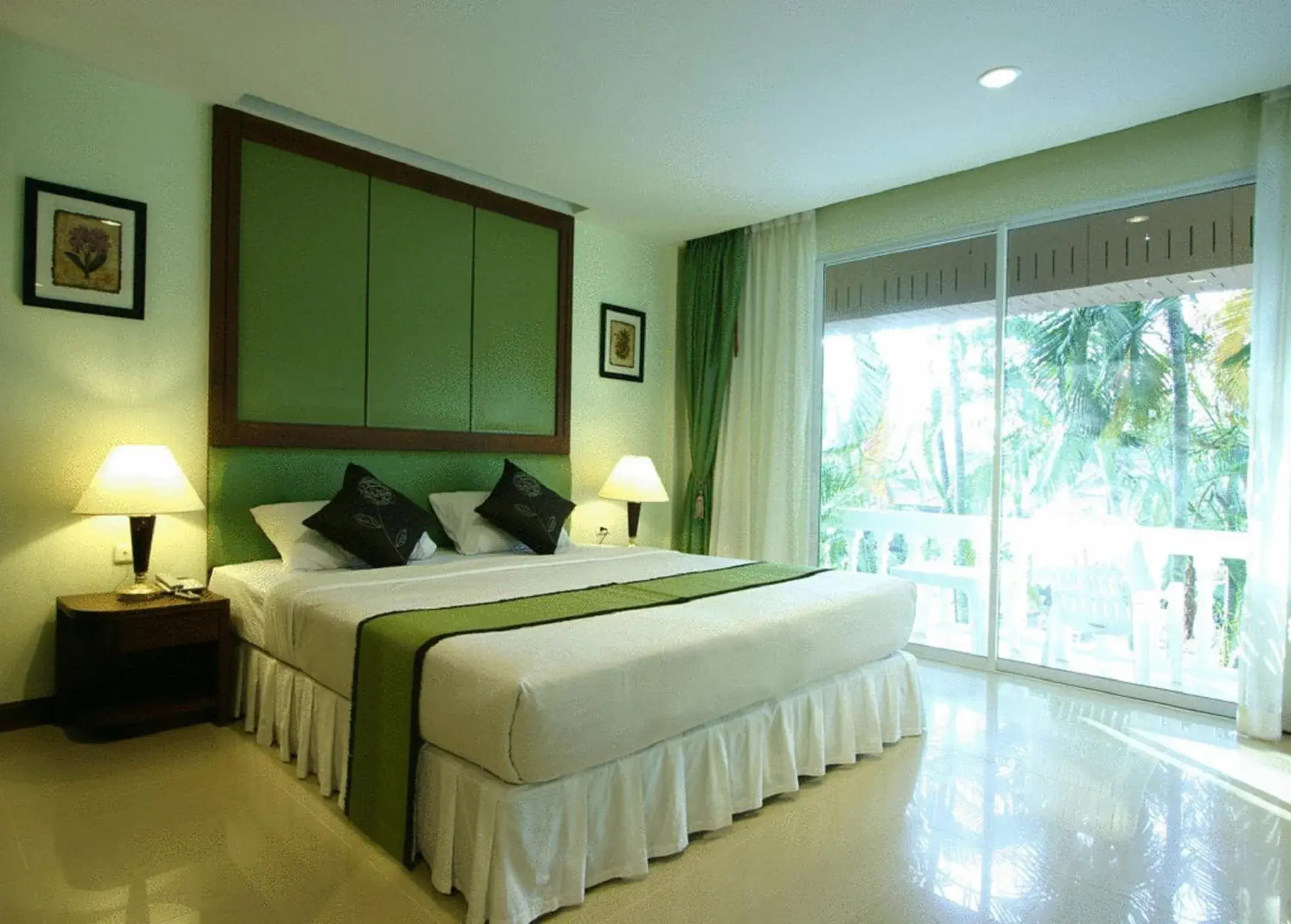 Deluxe Double Room with Pool View in Windmill Resort Hotel Pattaya Deluxe Double Room with Pool View in Windmill Resort Hotel Pattaya