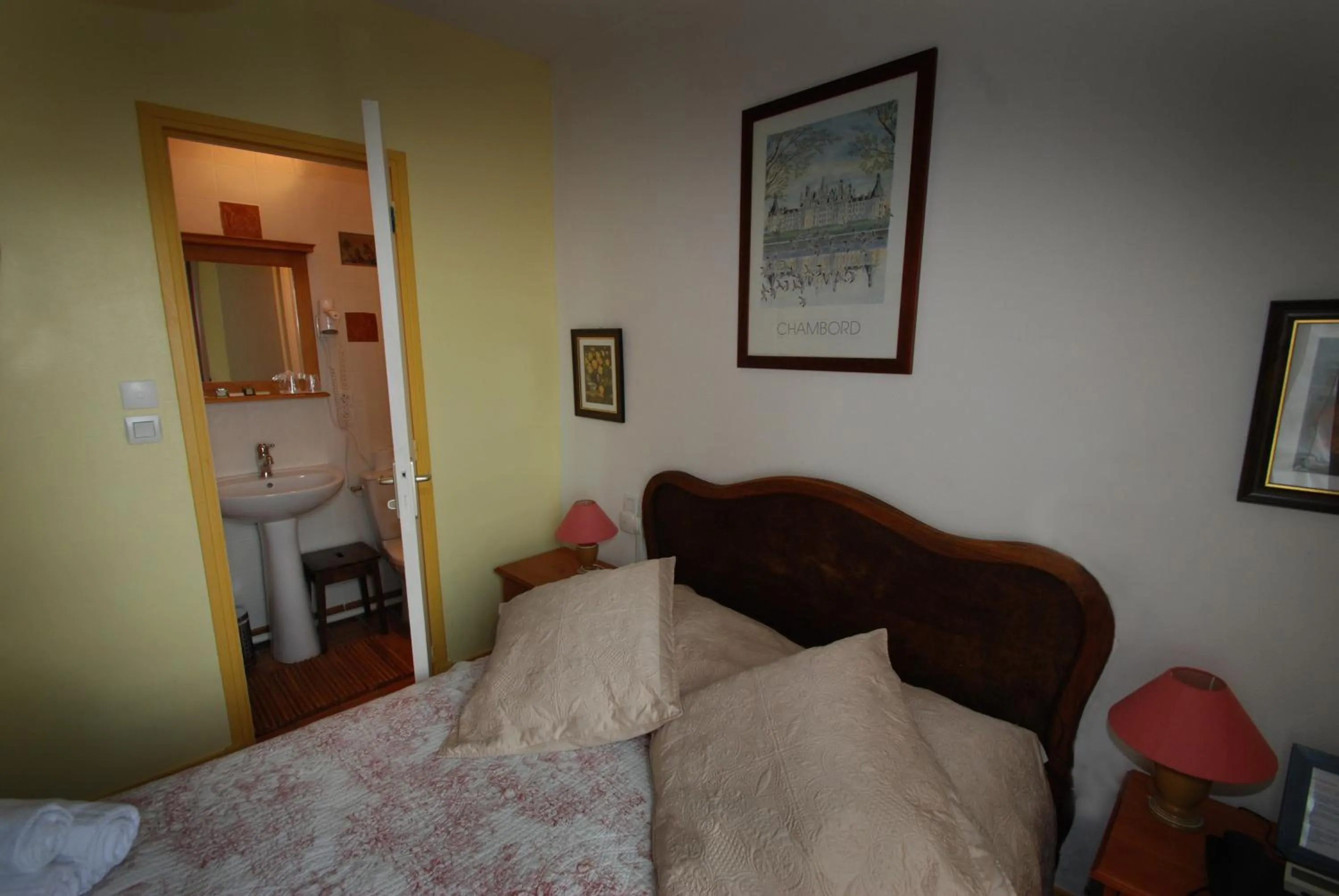 Bed in Logis Cote Loire - Auberge Ligerienne