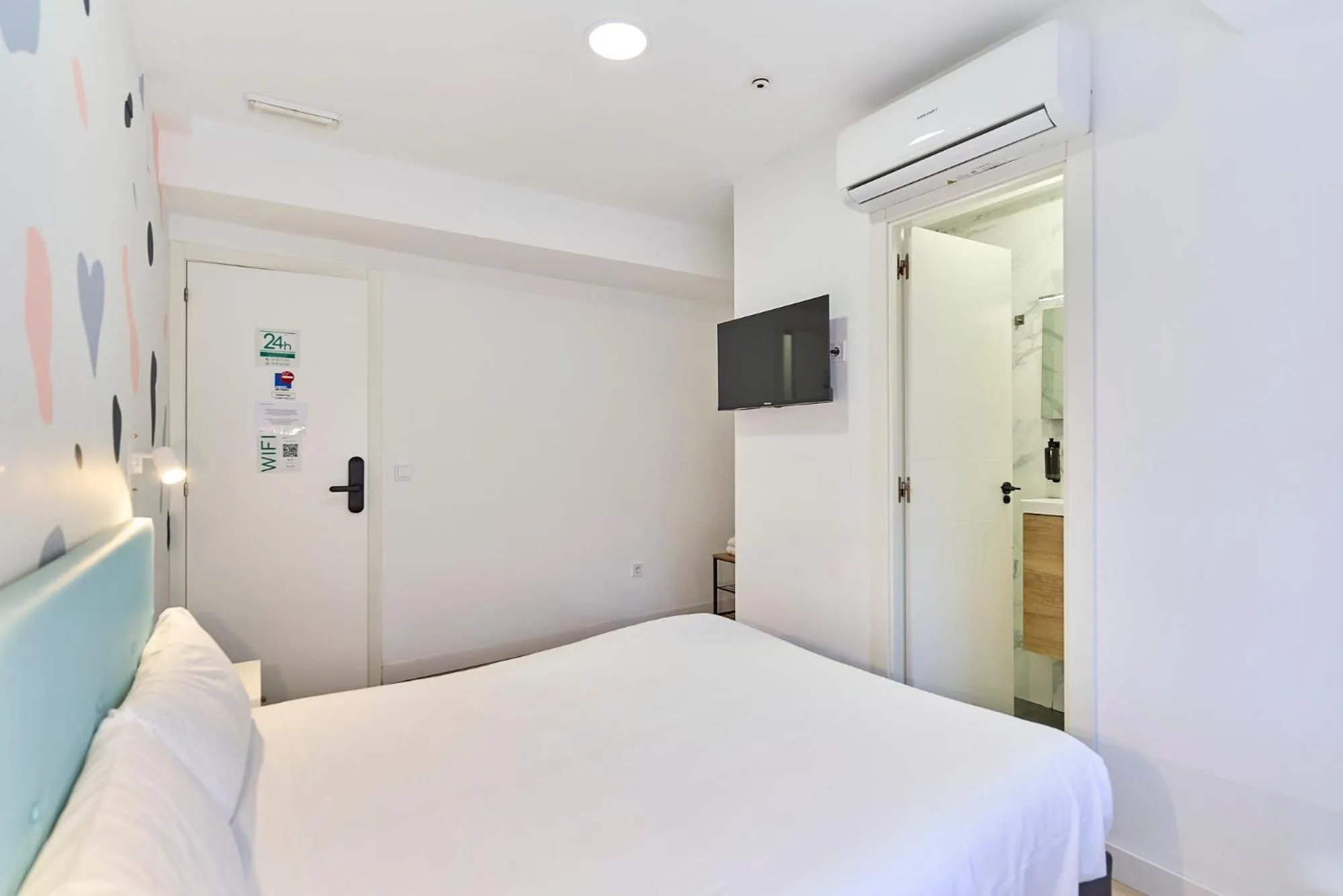 Shower, Bed in Hostal Carmen by gaiarooms