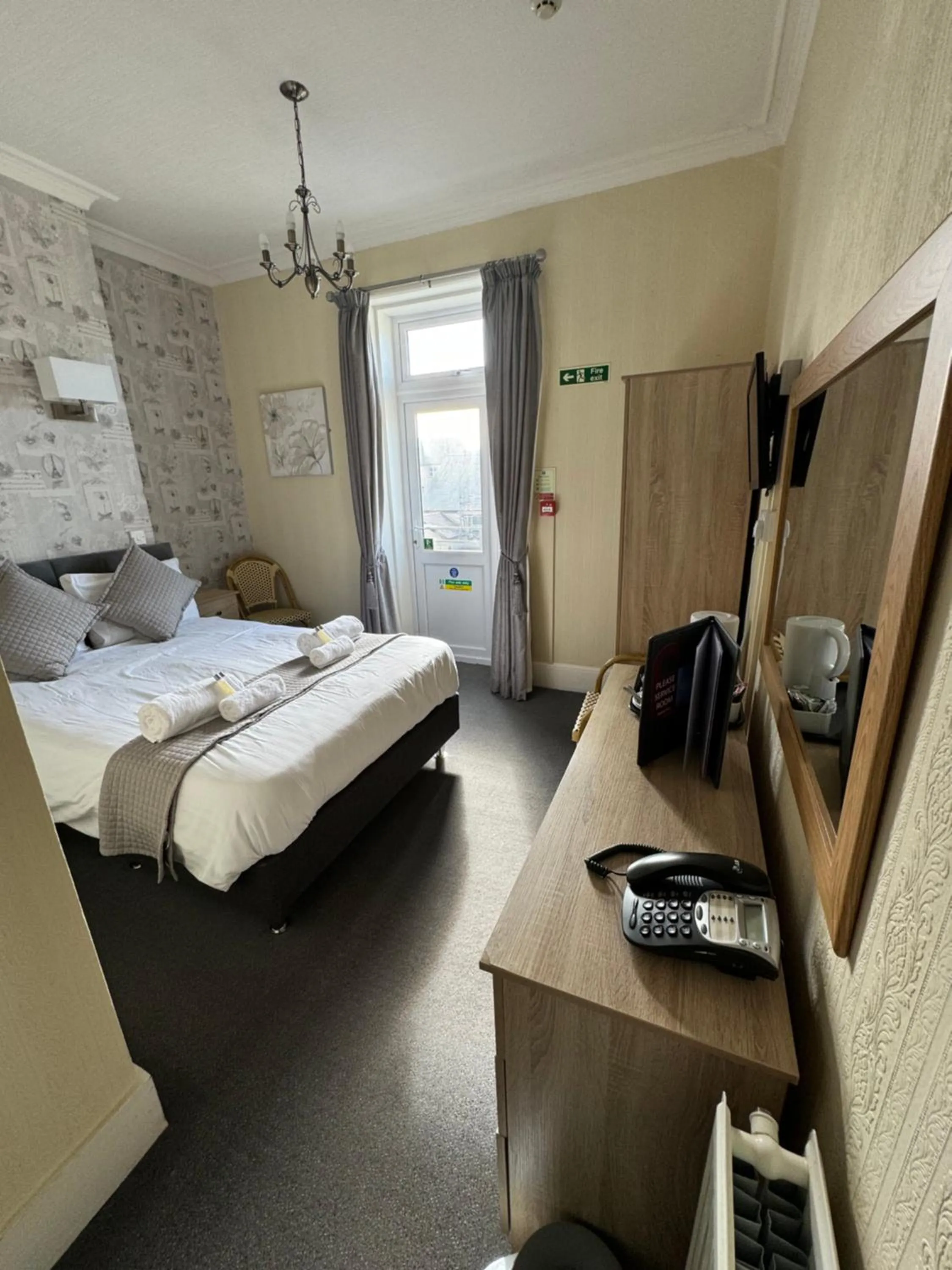 Photo of the whole room, Bed in Winchmore Hotel