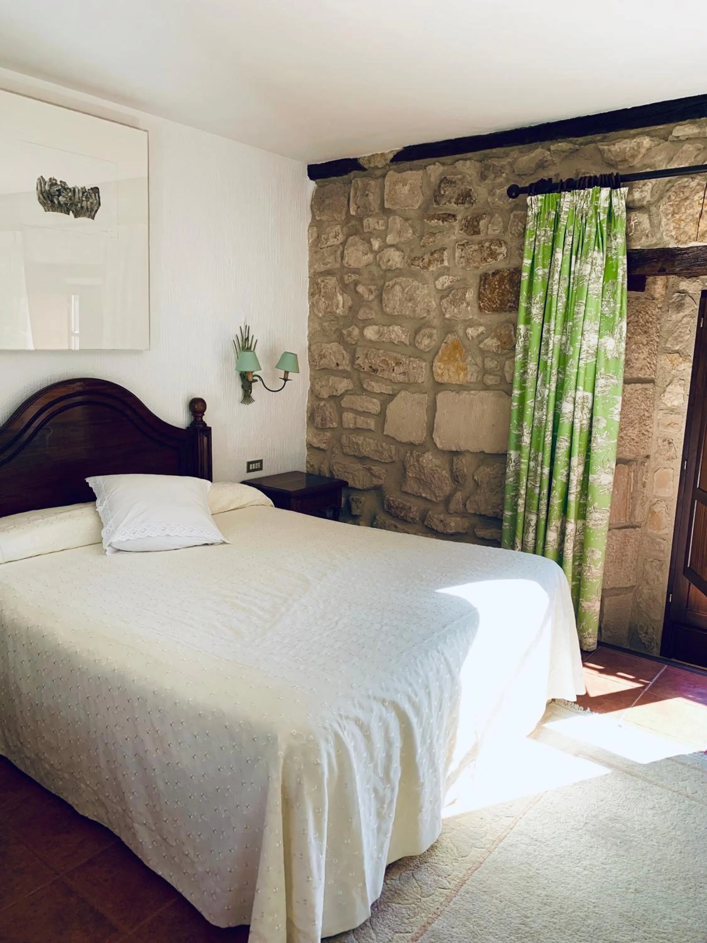 Photo of the whole room, Bed in Hotel Tres Coronas de Silos