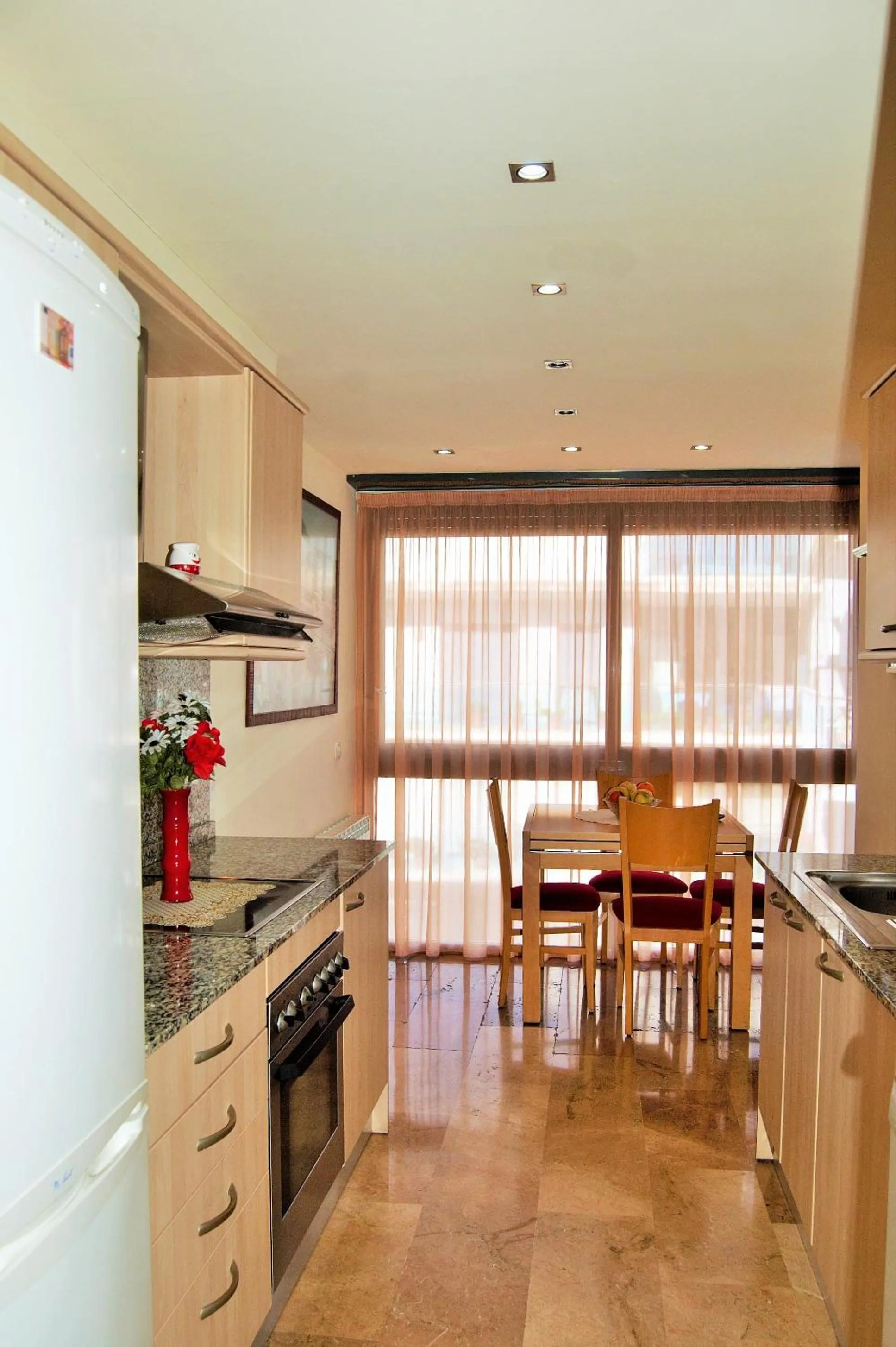 Kitchen or kitchenette in Apartamento Ainara Garden Family