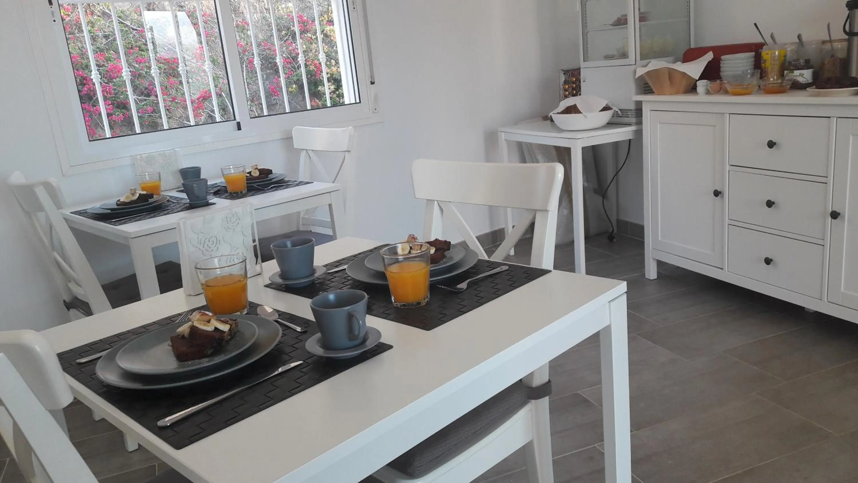 Communal lounge/ TV room in B&B Casa Pura Vista