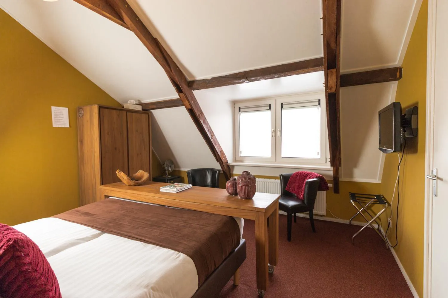 Photo of the whole room, Bed in Hotel Restaurant It posthus