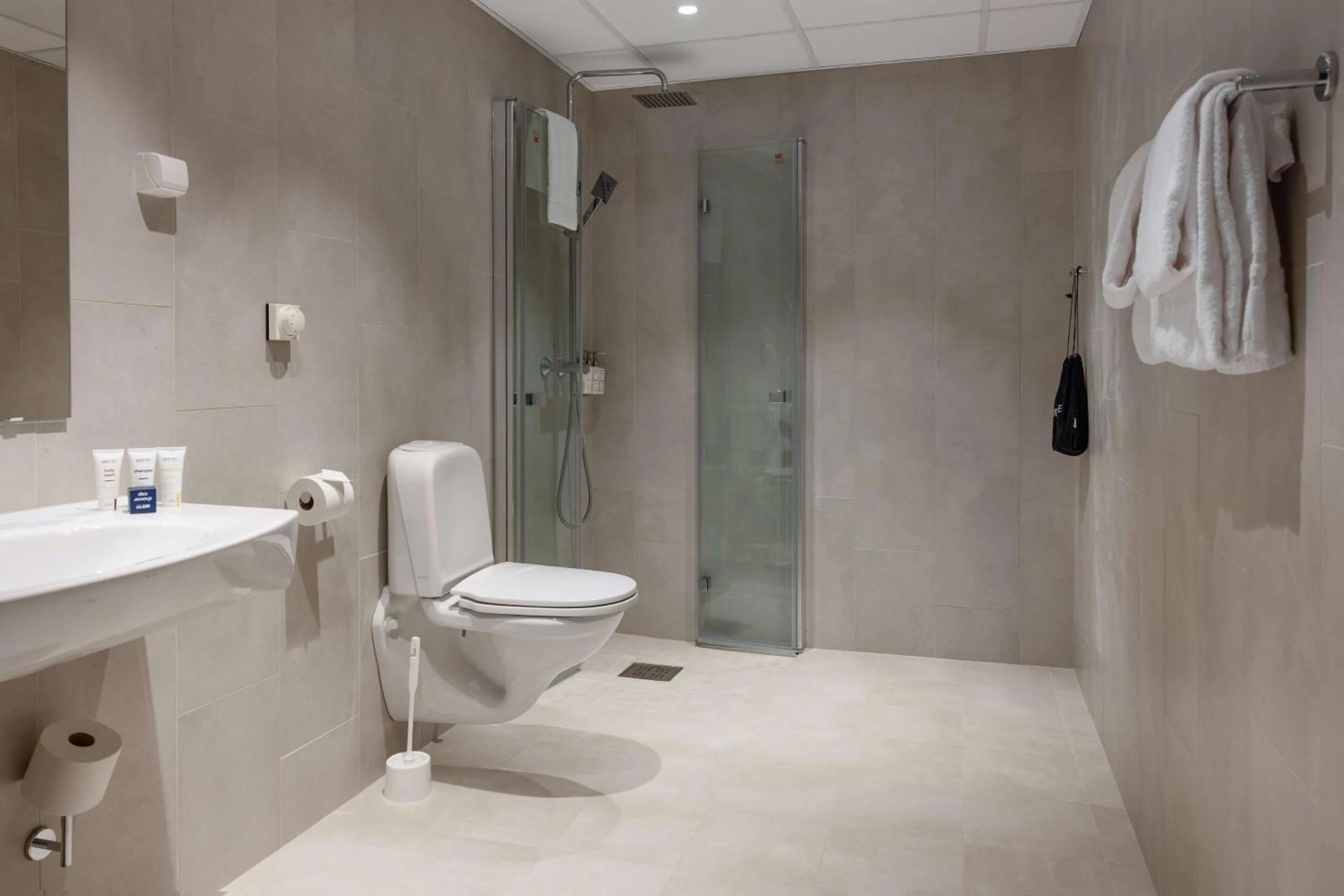 Bathroom in Park Inn by Radisson Oslo Airport Hotel West