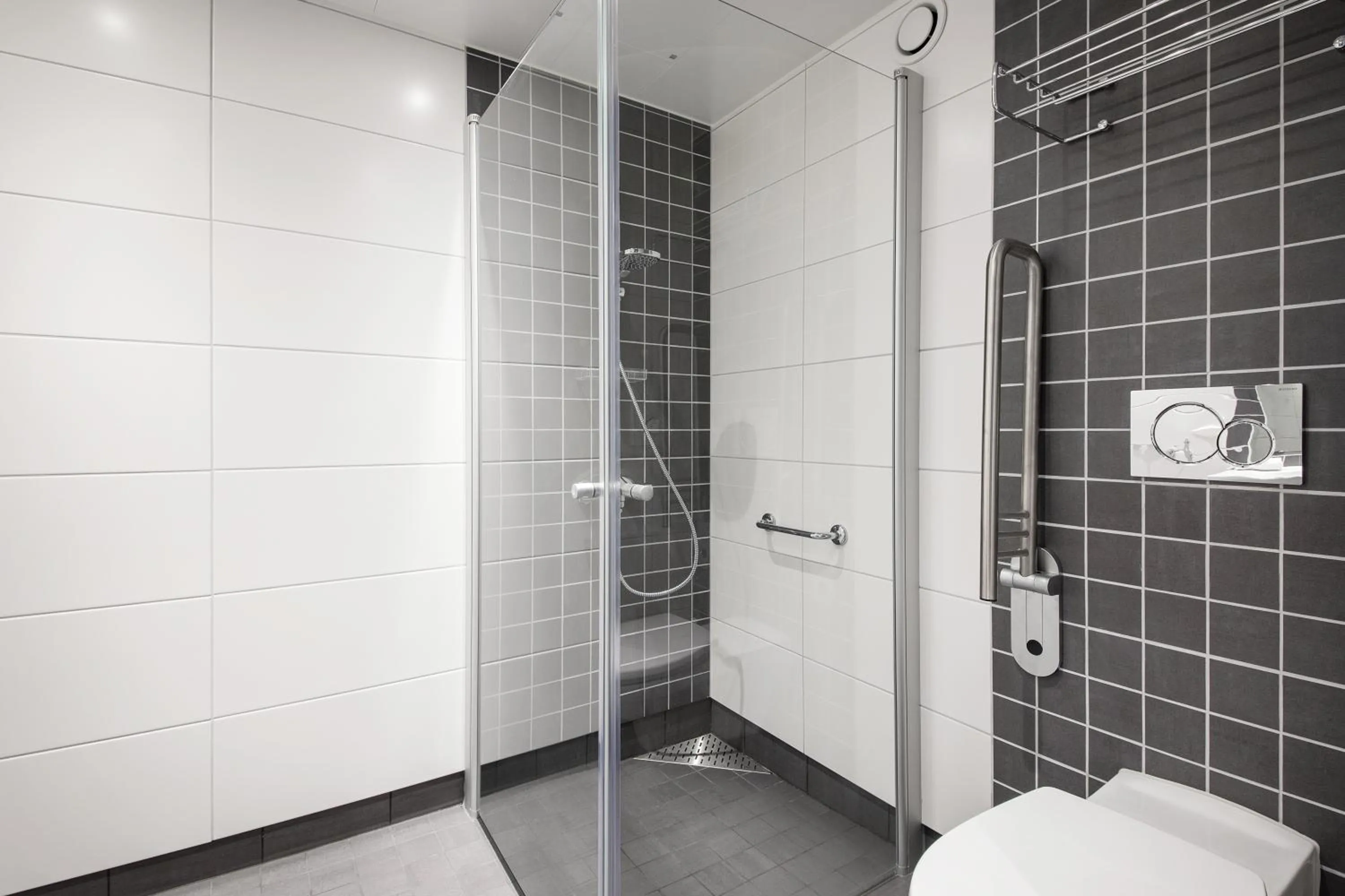 Bathroom in Park Inn by Radisson Oslo Airport Hotel West