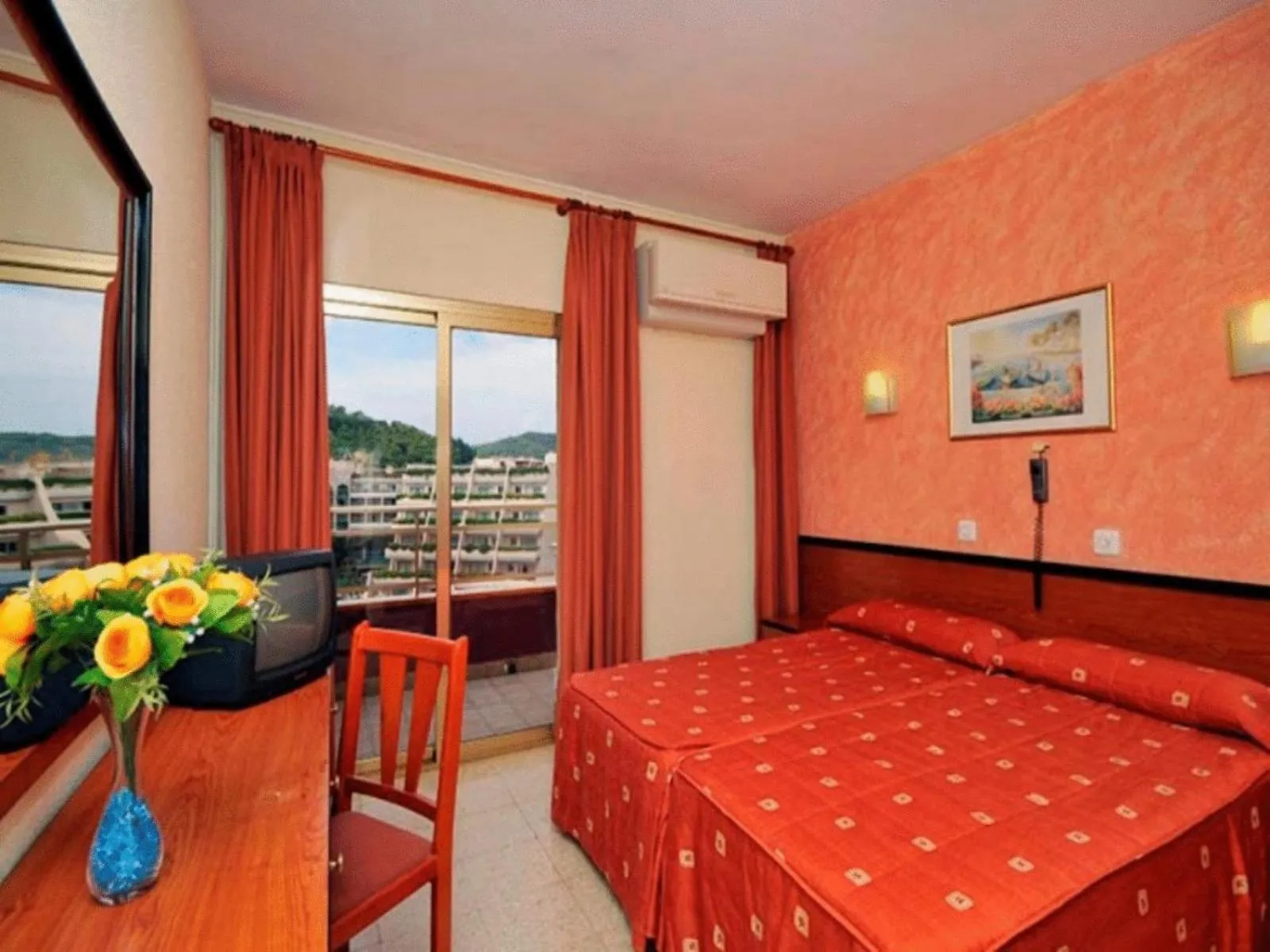 Photo of the whole room, Bed in BLUESEA Continental