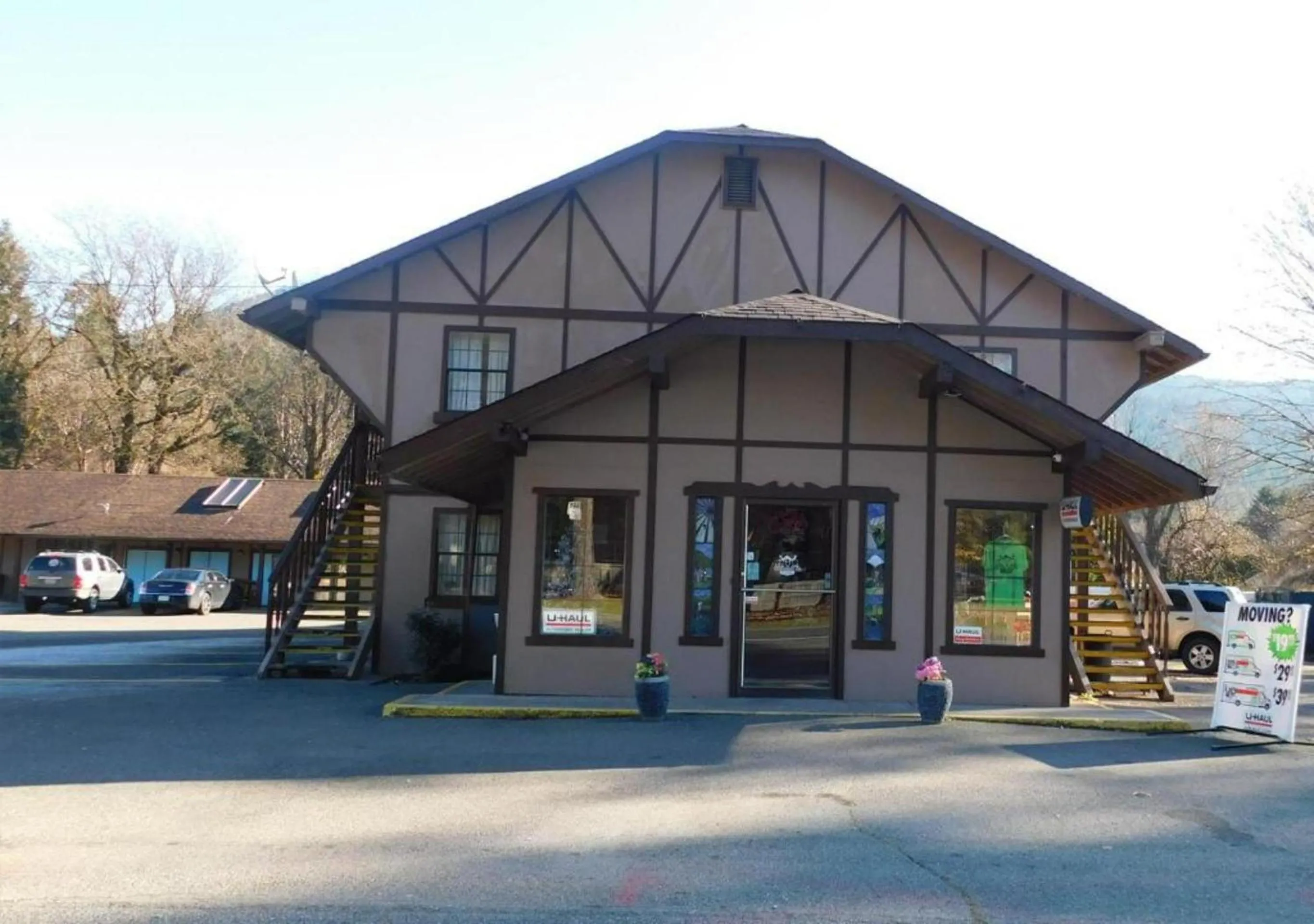Facade/entrance in Packwood Inn