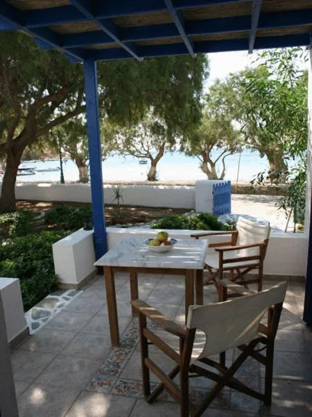 Facade/entrance in Mouras studios