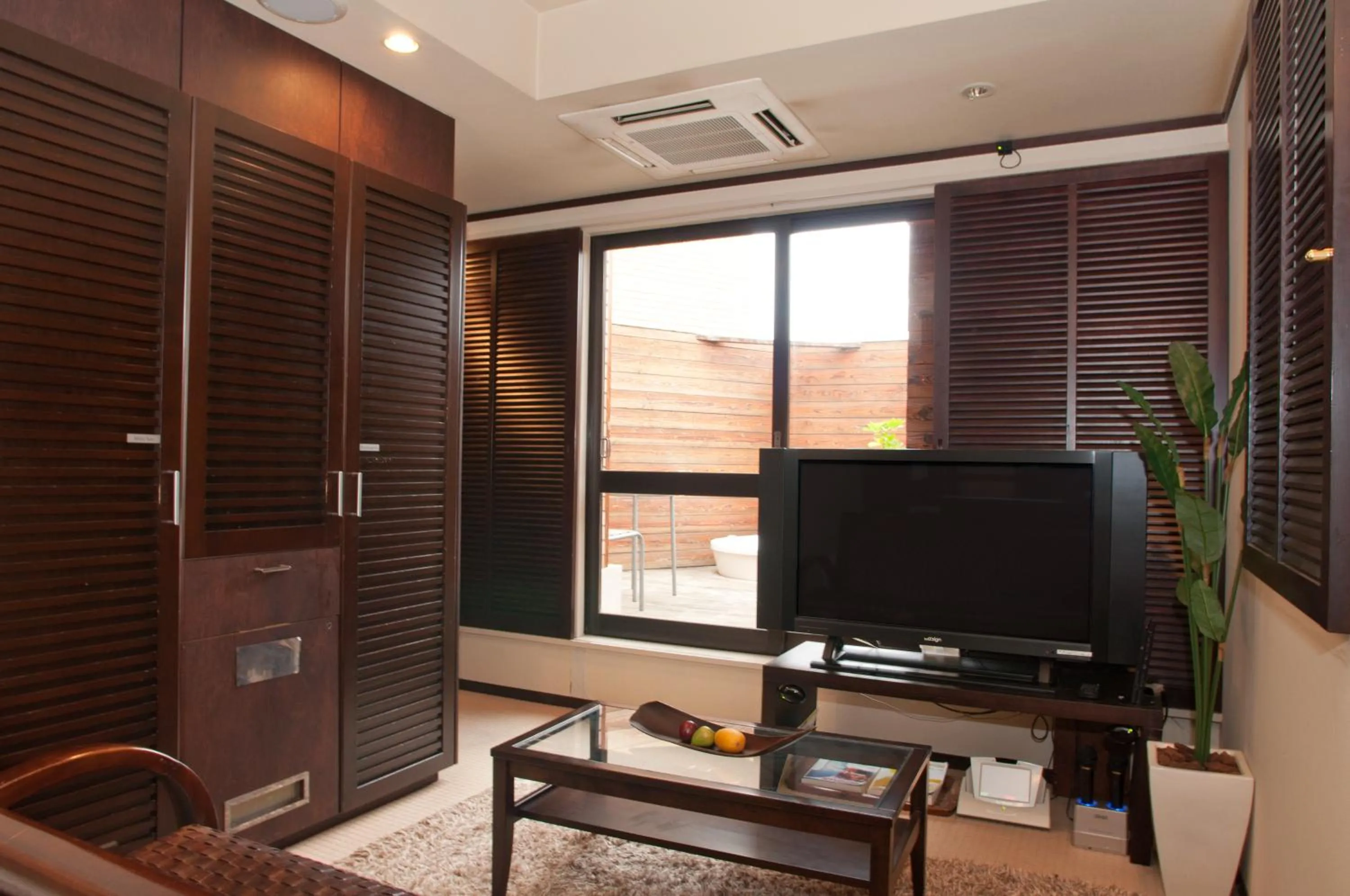 TV and multimedia, TV/Entertainment Center in Hotel Rplus