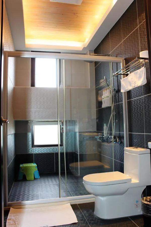 Shower in Hi Kids B&B