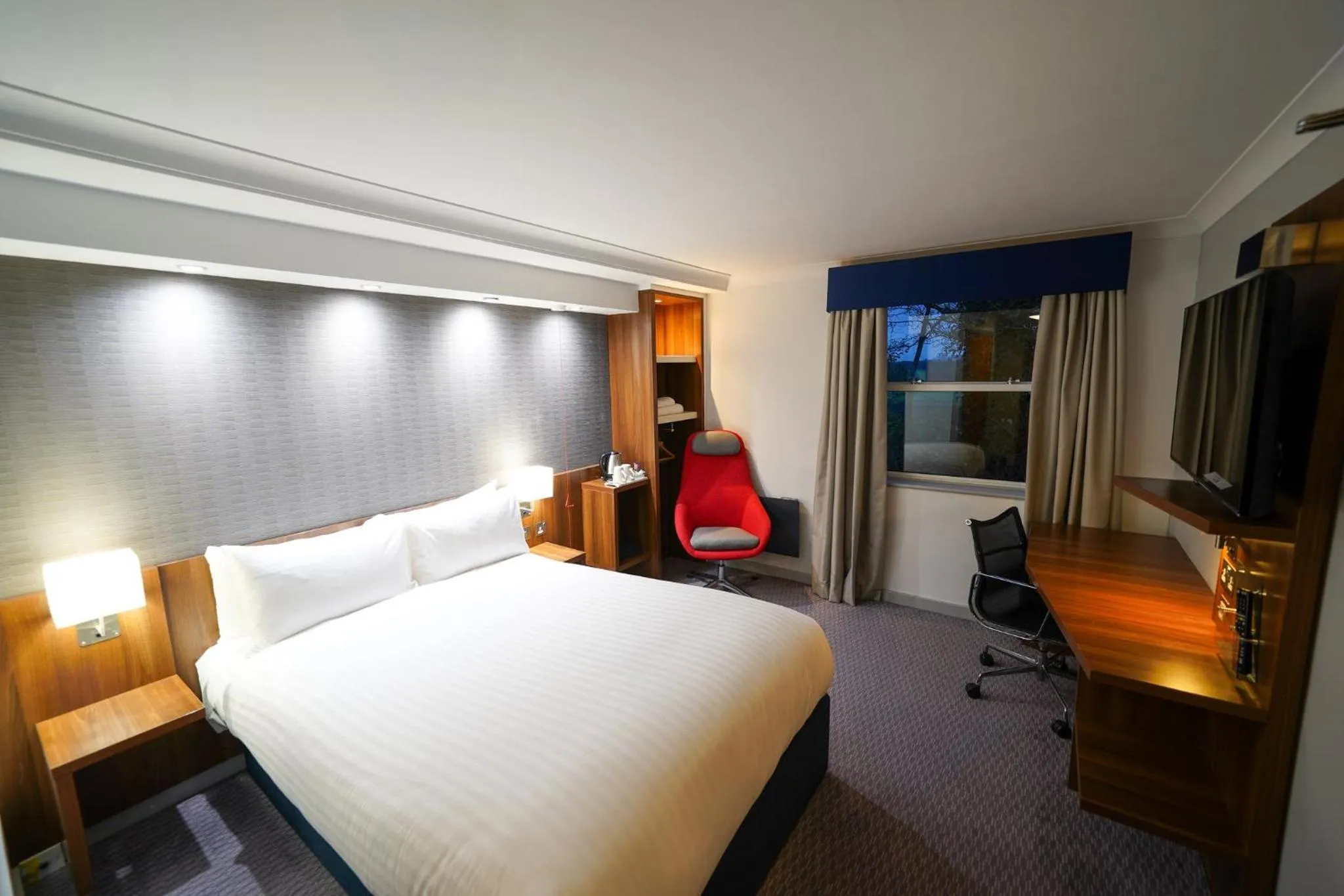 Photo of the whole room, Bed in Holiday Inn Express Leeds-East by IHG
