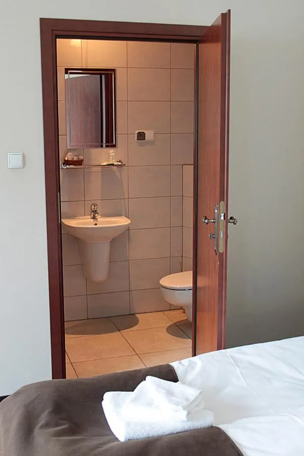 Bathroom, Bed in A' PROPOS Hotel, Restauracja, Club