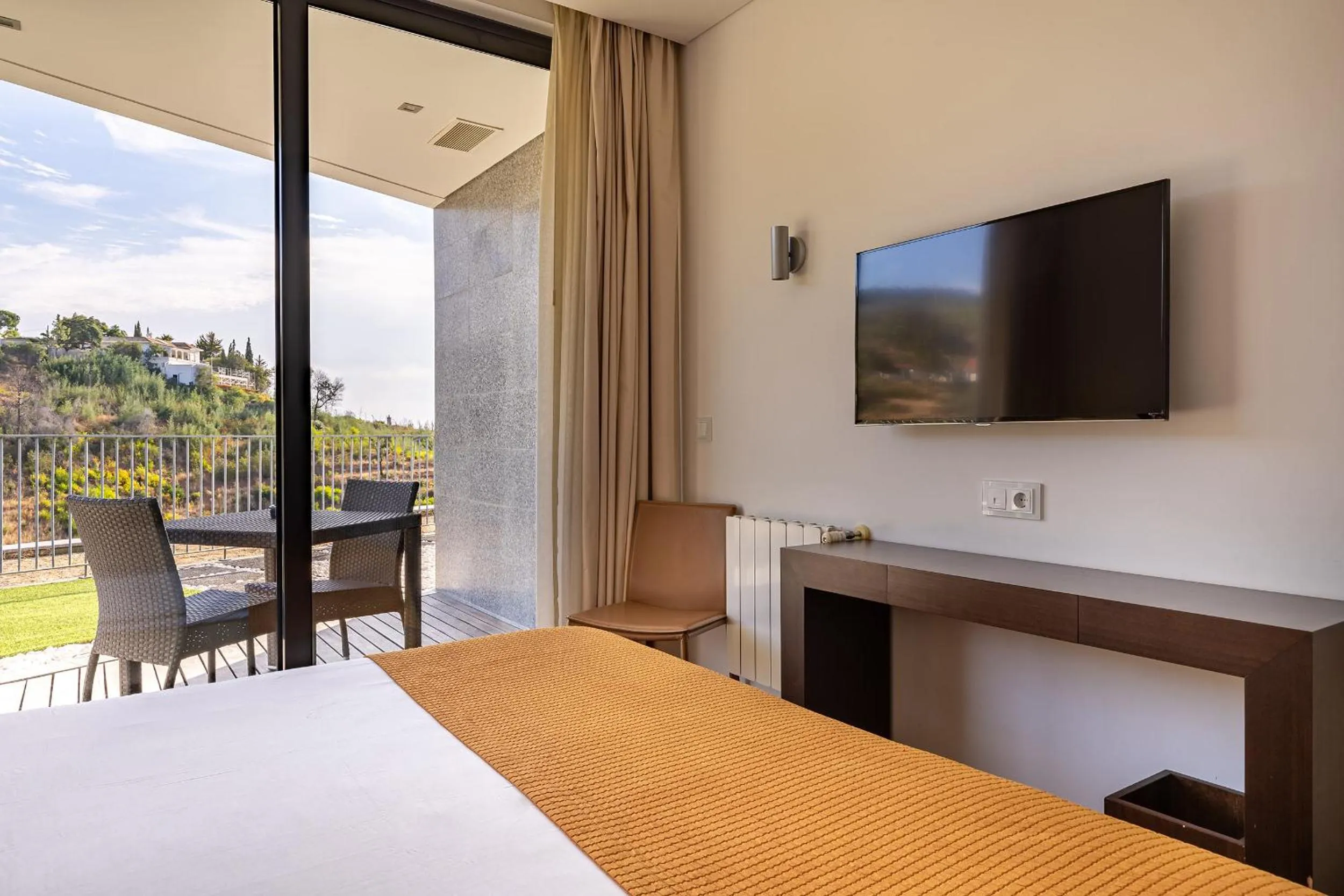 TV and multimedia, Bed in Monchique Resort & Spa