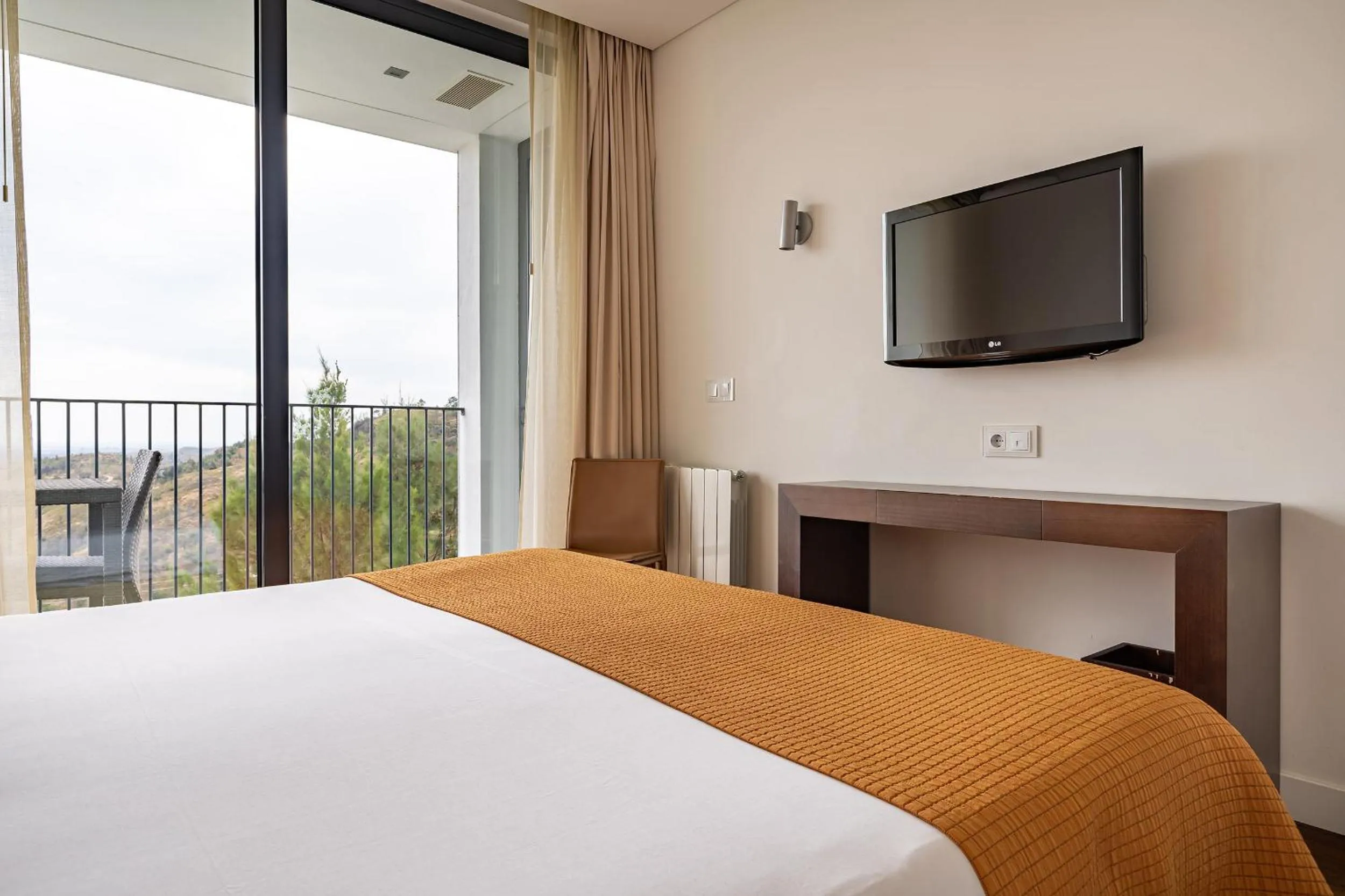 TV and multimedia, Bed in Monchique Resort & Spa
