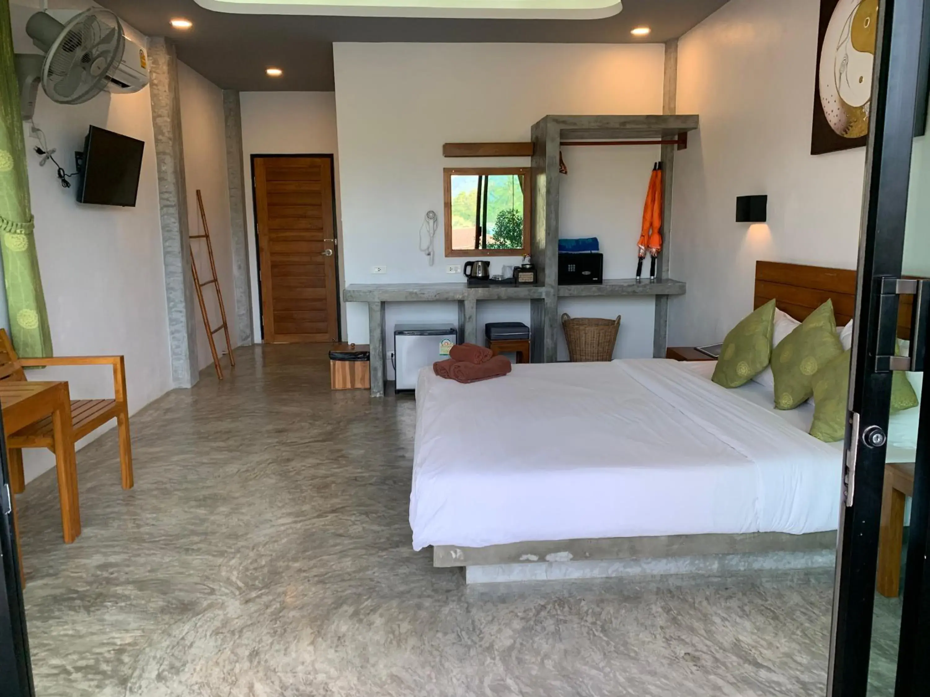 King Room with Balcony - single occupancy - Aircondition in Koh Tao Heritage King Room with Balcony - single occupancy - Aircondition in Koh Tao Heritage