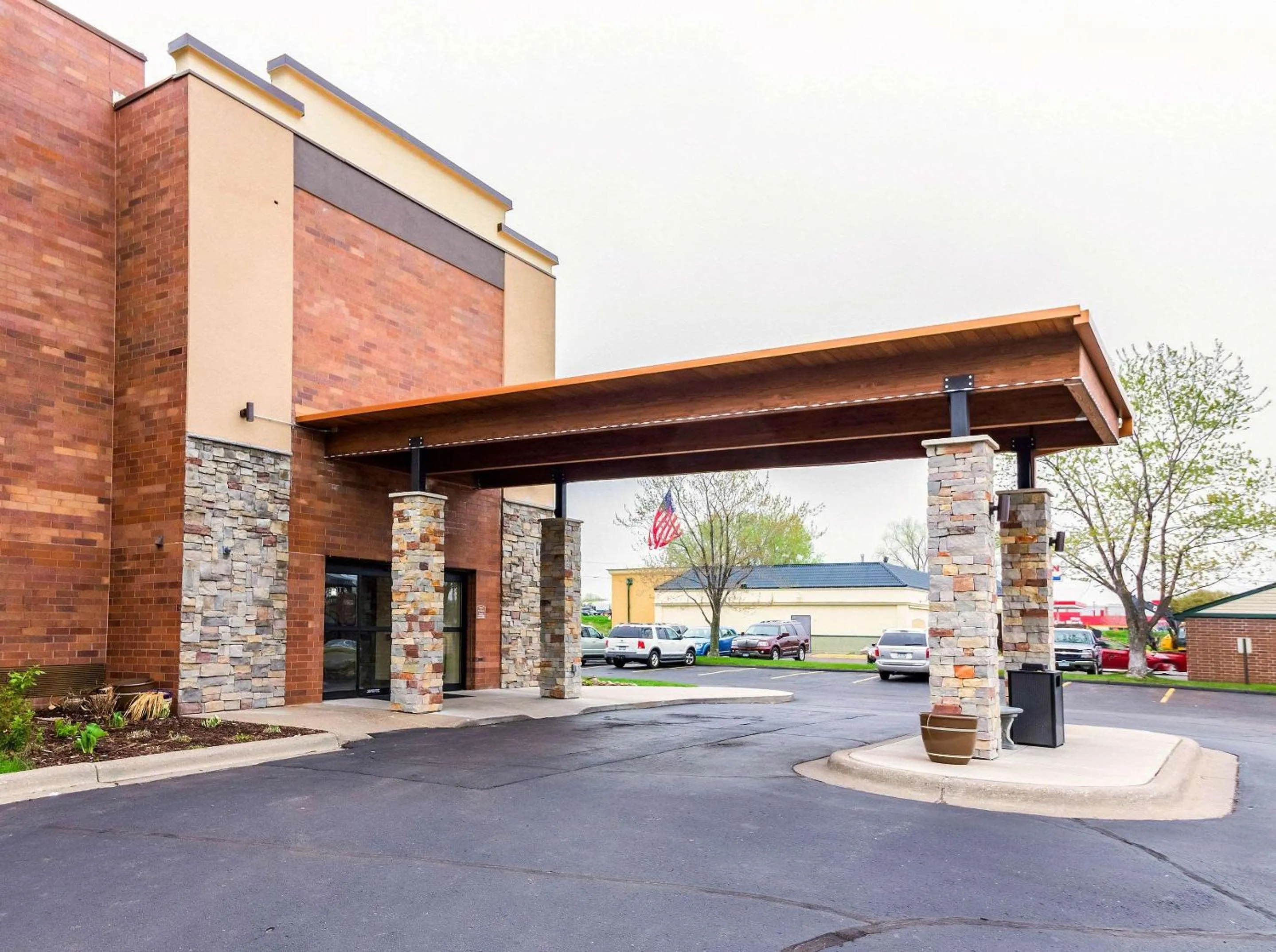 Property building in Quality Inn & Suites Arden Hills - Saint Paul North