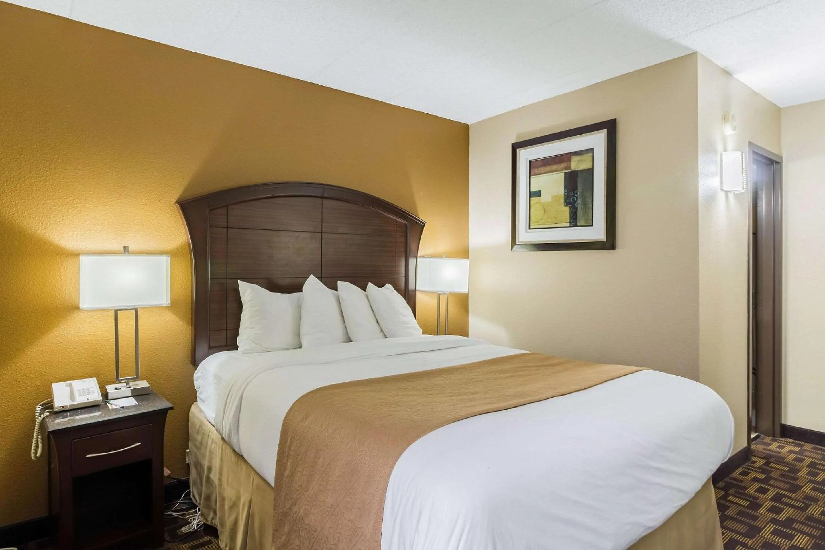 Photo of the whole room, Bed in Quality Inn & Suites Arden Hills - Saint Paul North