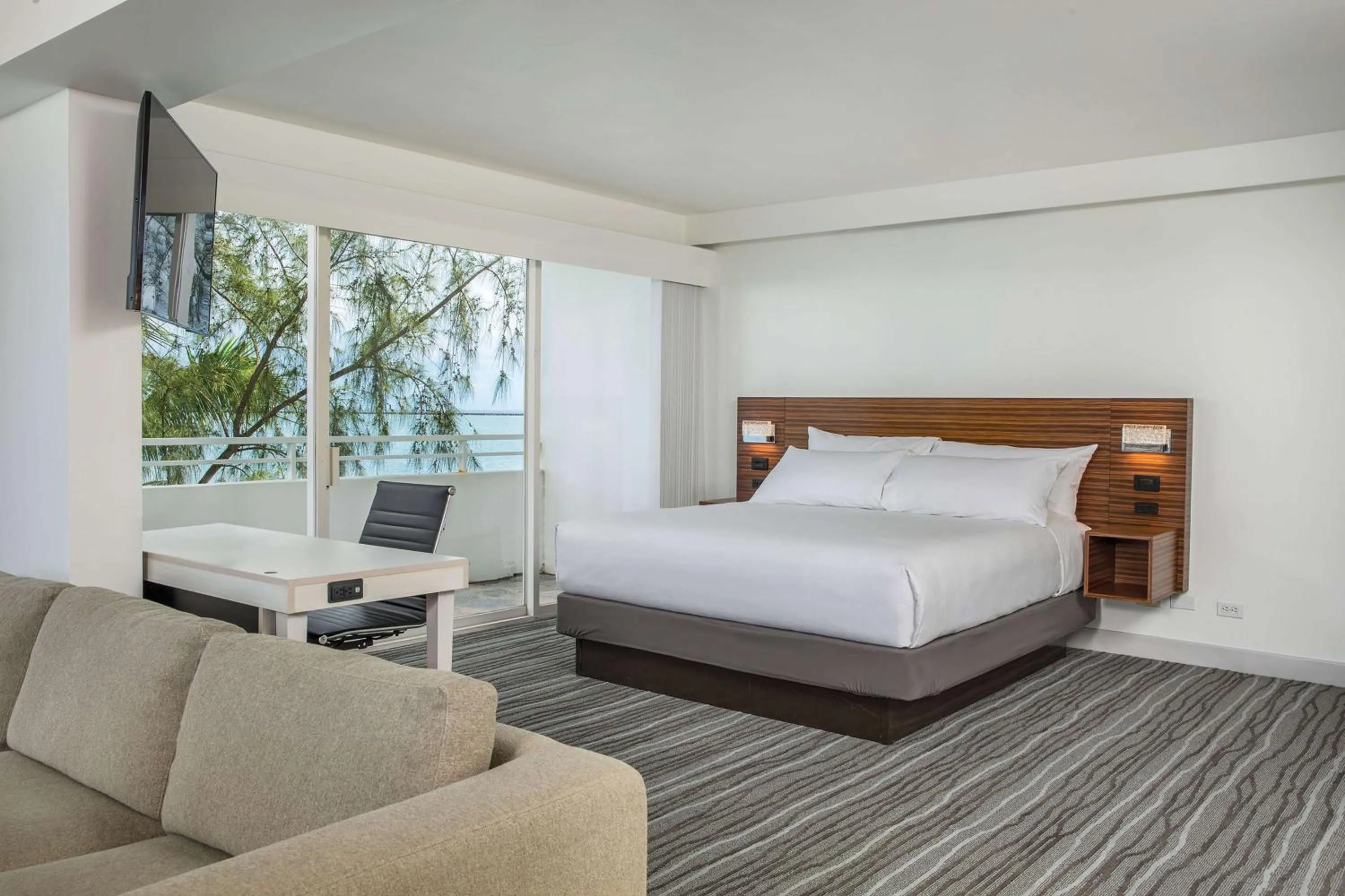 Bedroom, Bed in Grand Naniloa Hotel, a Doubletree by Hilton