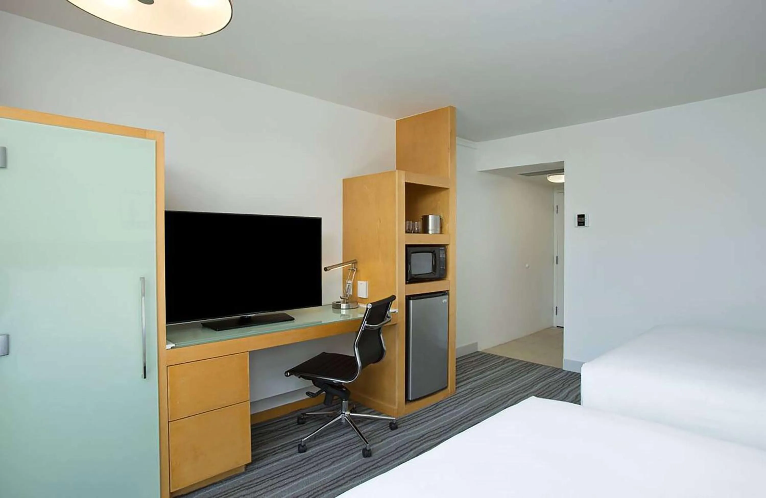 Bedroom, Bed in Grand Naniloa Hotel, a Doubletree by Hilton