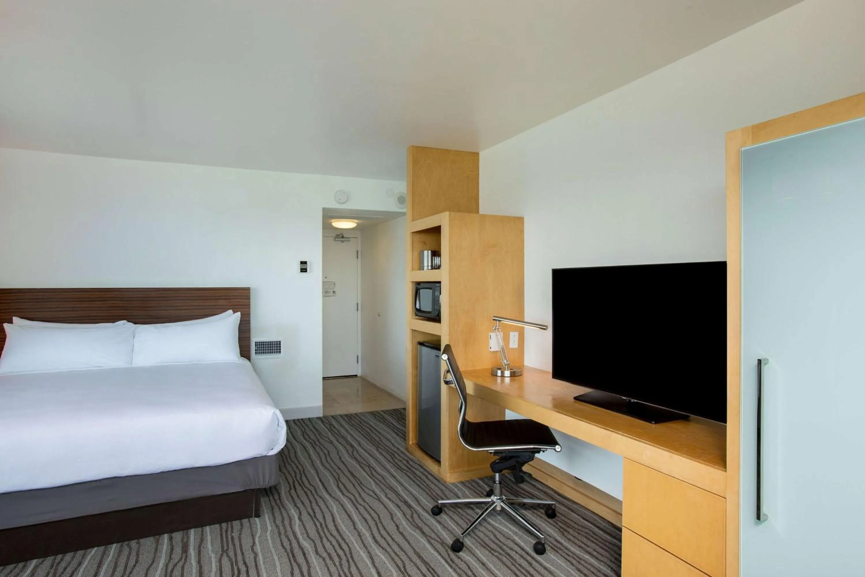 Bedroom, Bed in Grand Naniloa Hotel, a Doubletree by Hilton