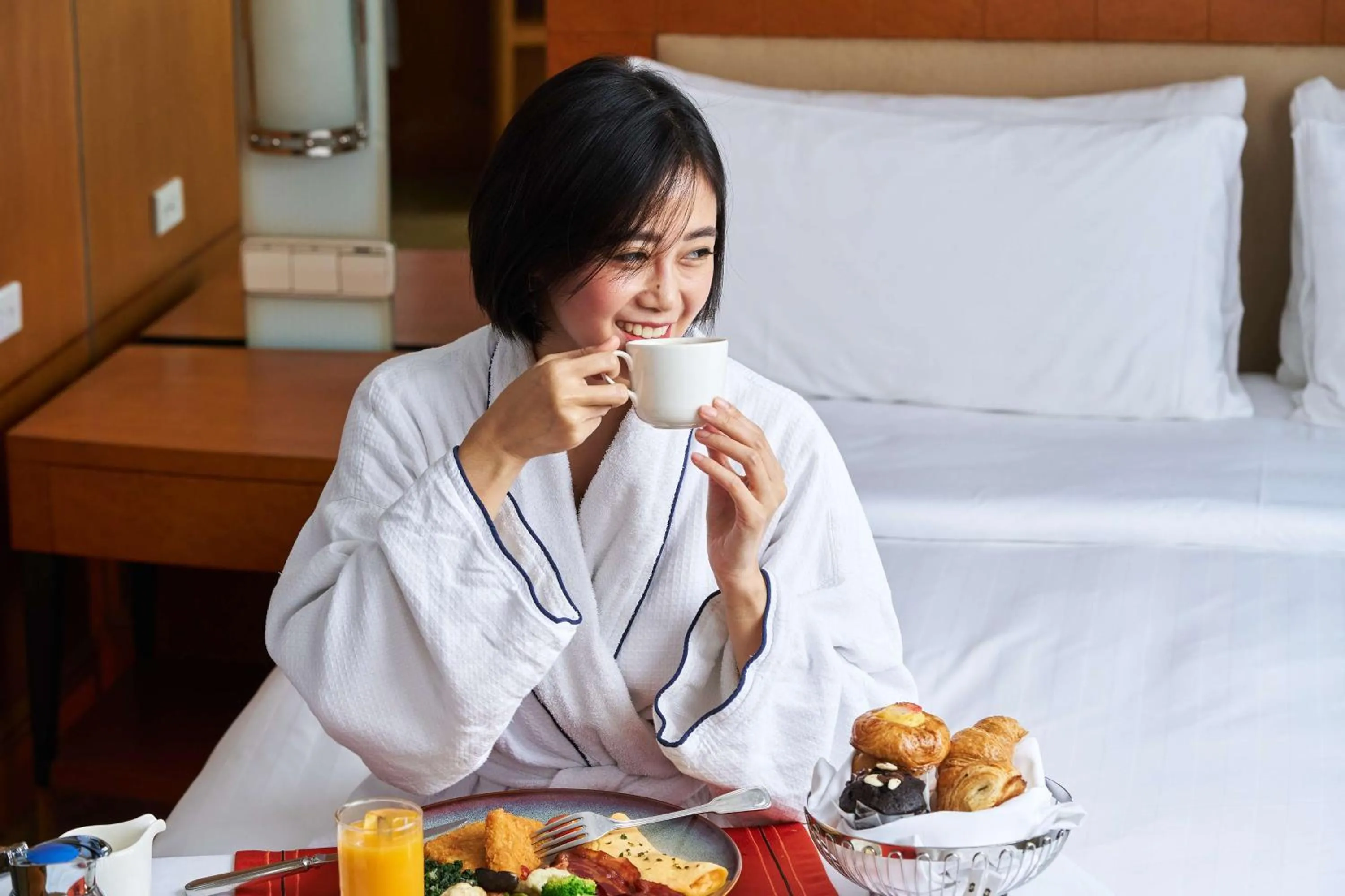 Bedroom, Bed in Makati Shangri-La, Manila