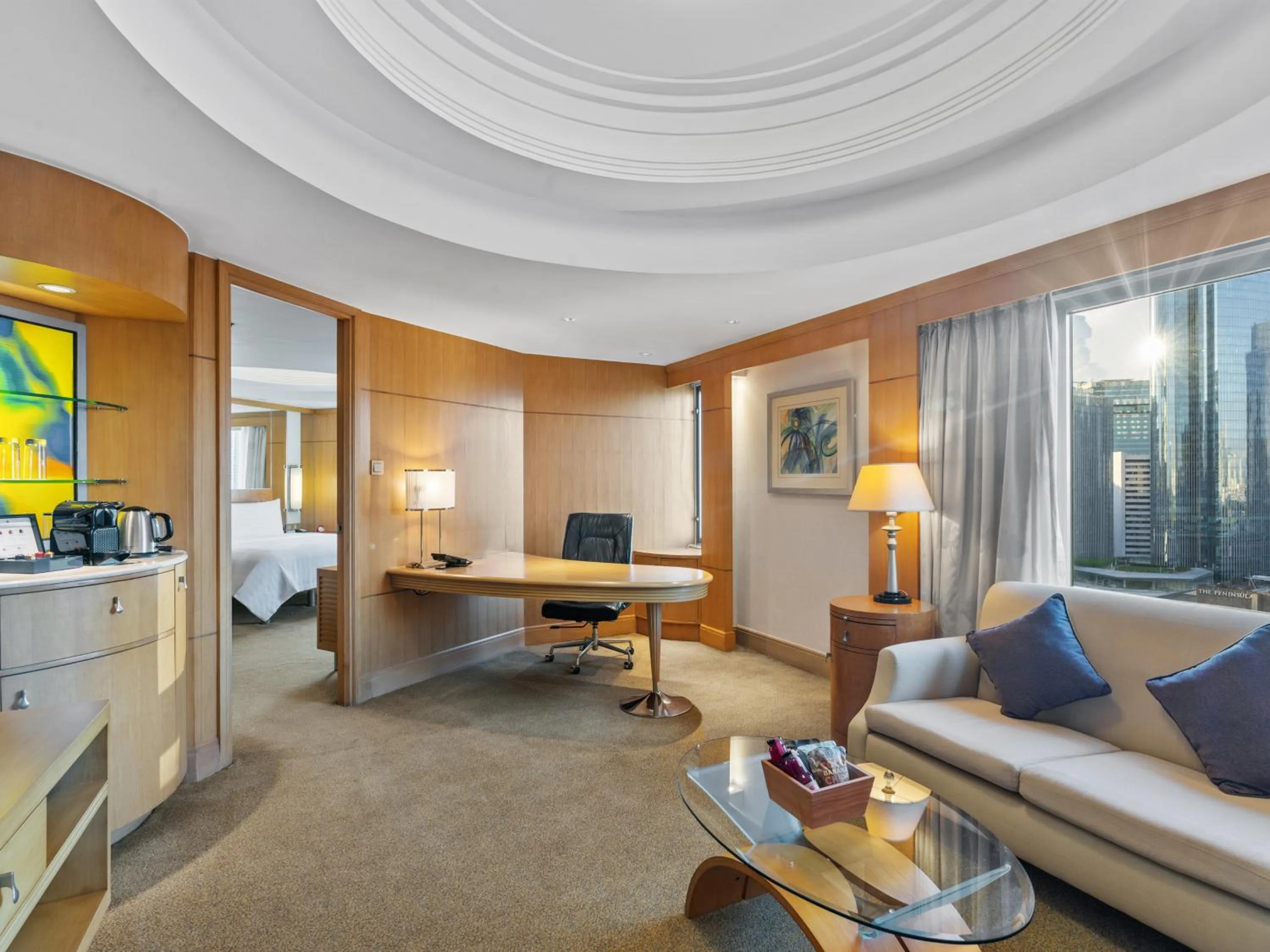 Living room, Bed in Makati Shangri-La, Manila