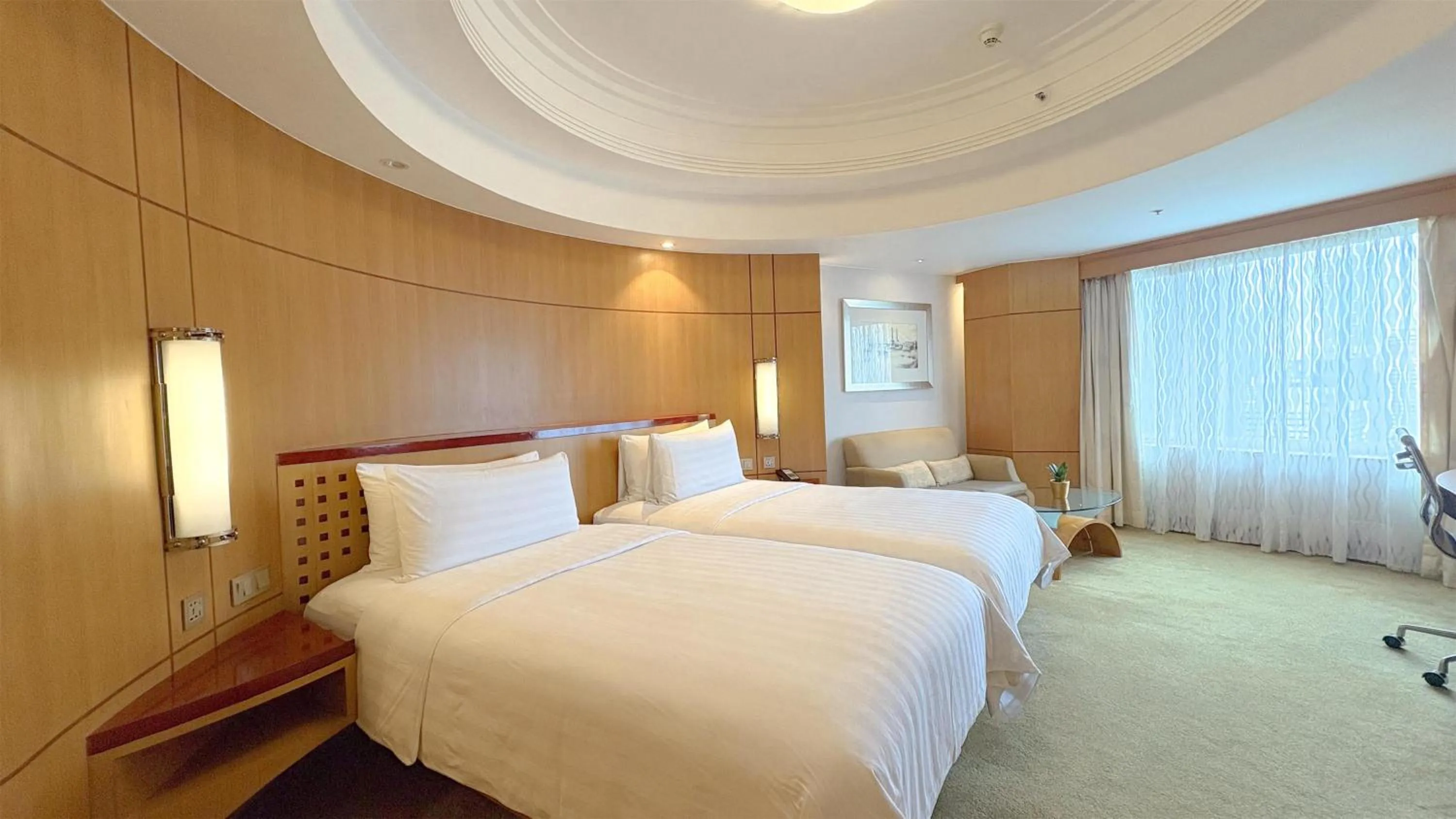 Bedroom, Bed in Makati Shangri-La, Manila