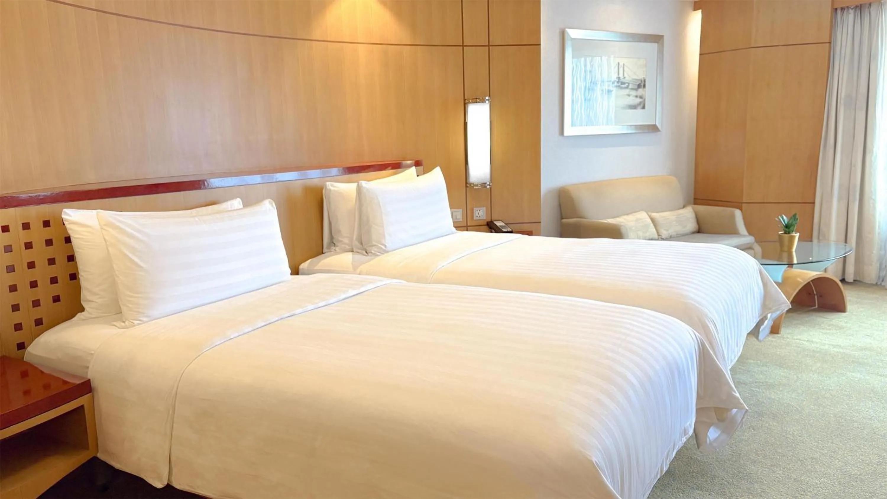 Bedroom, Bed in Makati Shangri-La, Manila