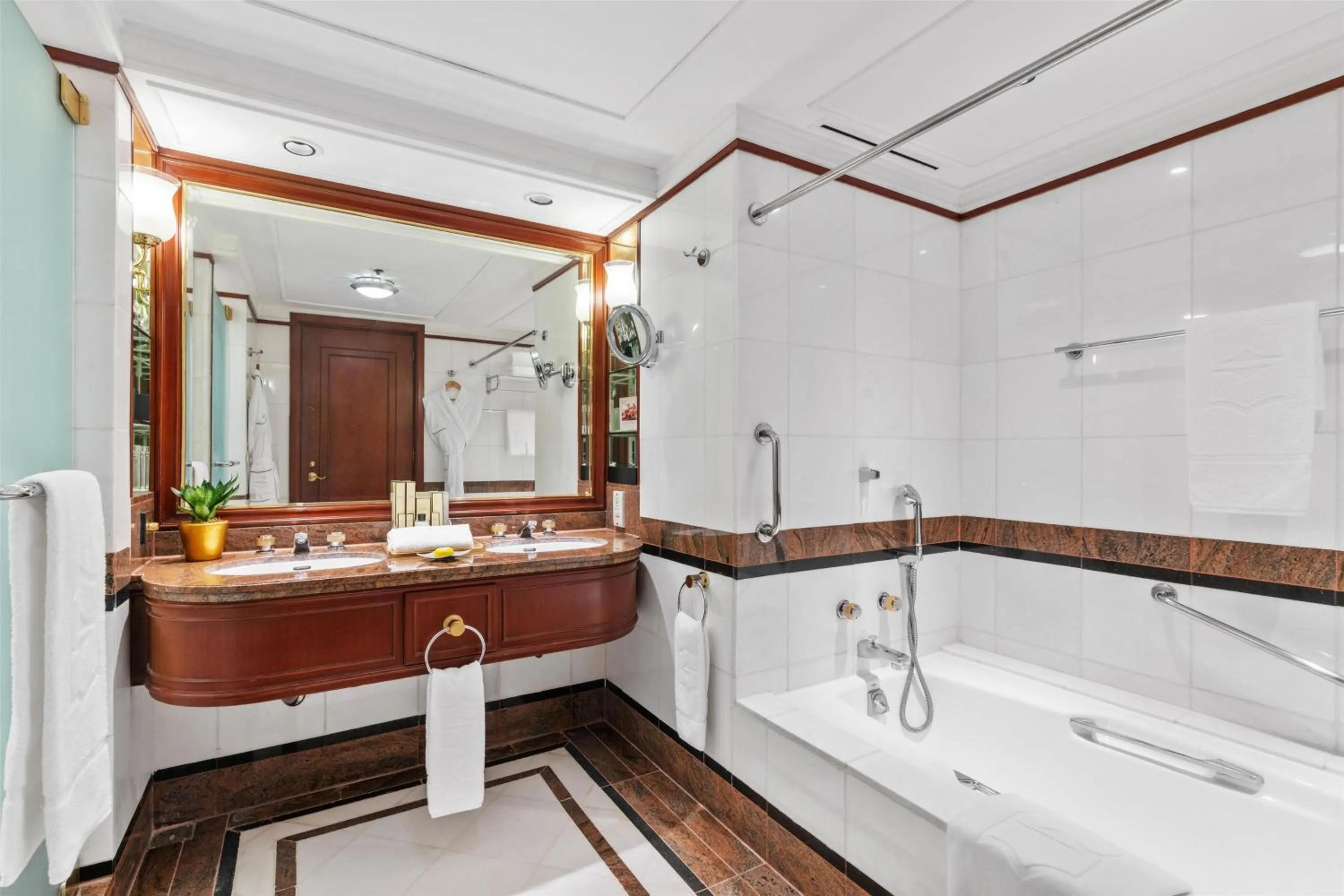 Bedroom in Makati Shangri-La, Manila