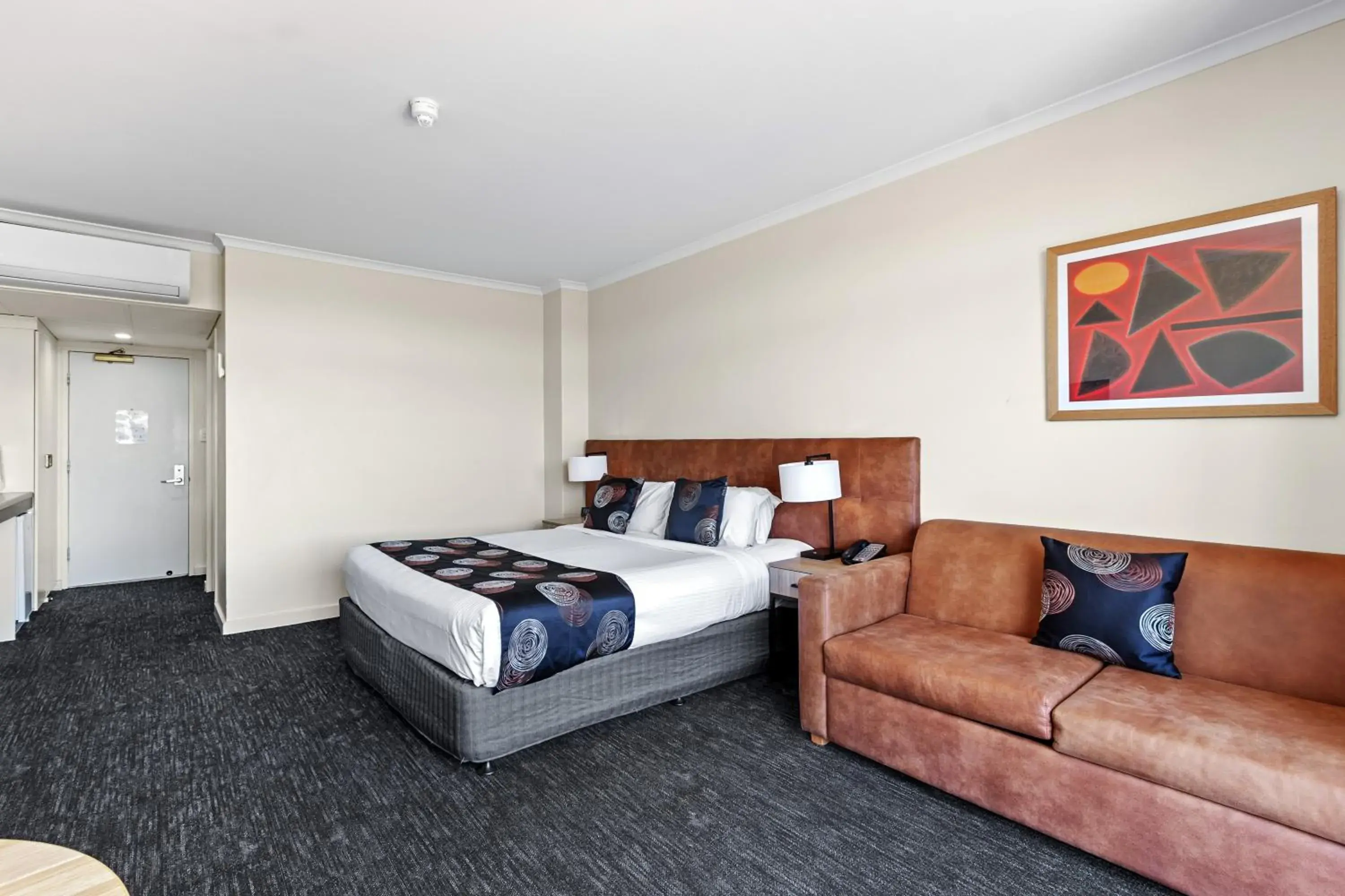 Superior King Room with Free Wifi and Parking in Comfort Hotel Adelaide Meridien Superior King Room with Free Wifi and Parking in Comfort Hotel Adelaide Meridien