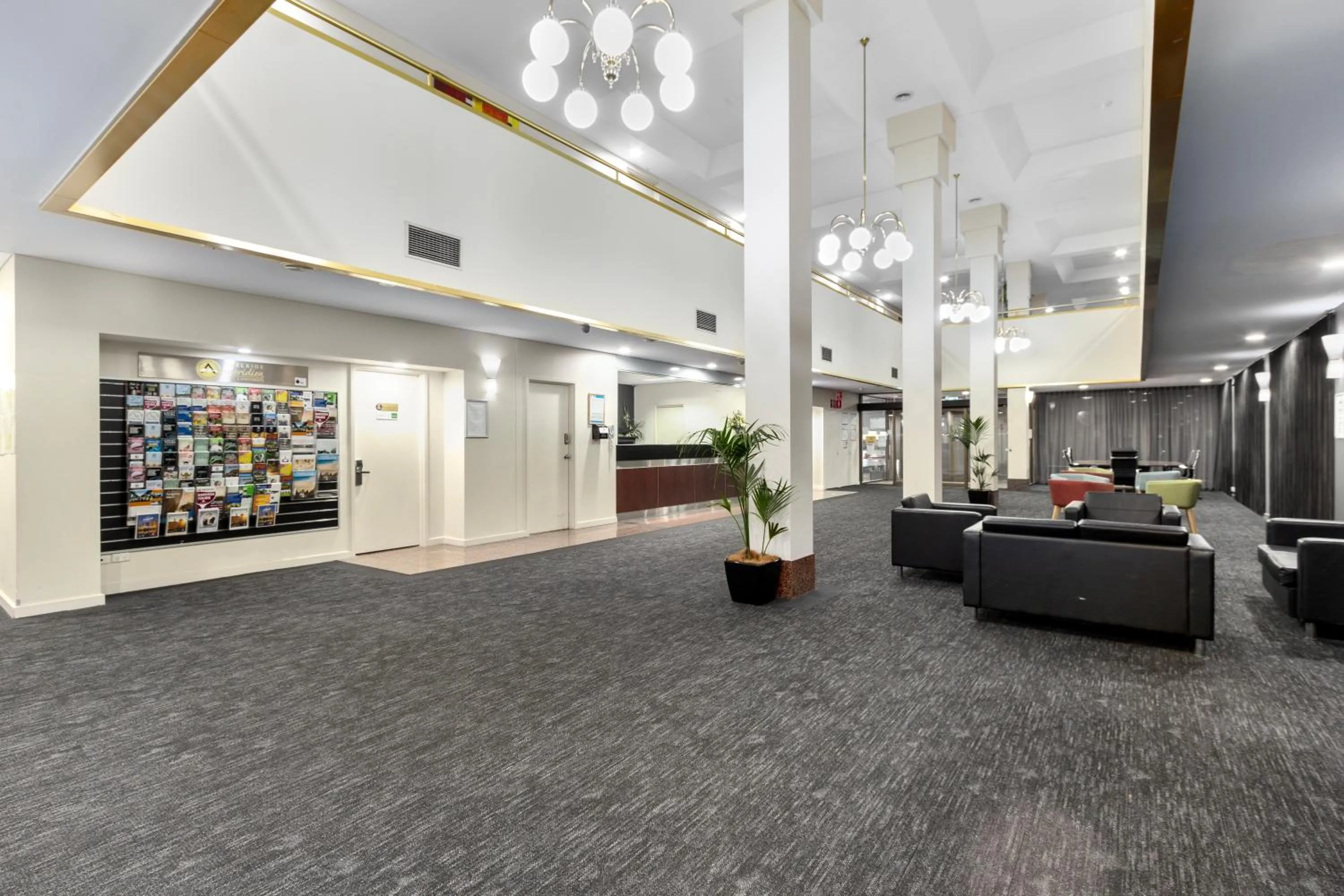 Lobby or reception in Comfort Hotel Adelaide Meridien