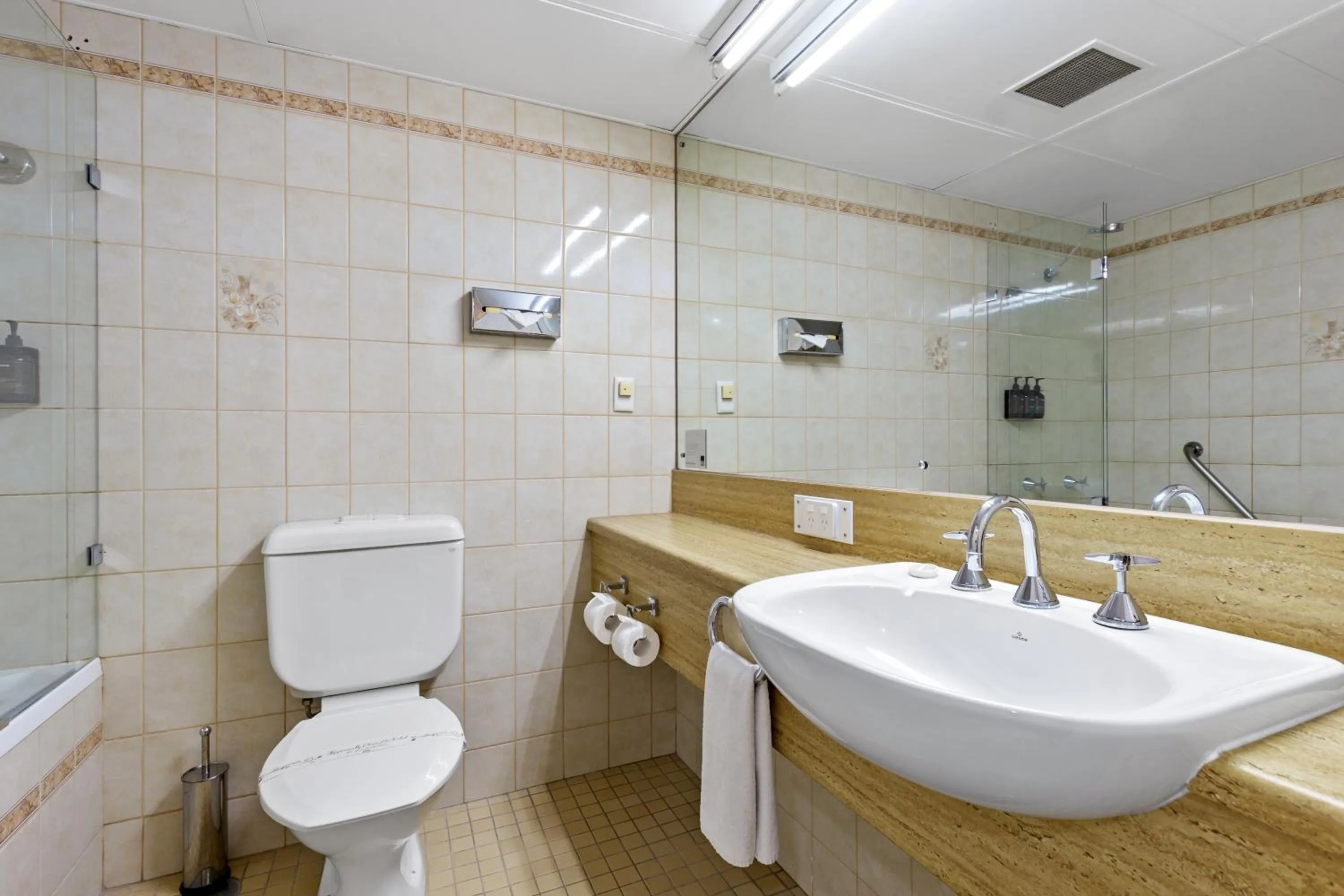 Bathroom in Comfort Hotel Adelaide Meridien