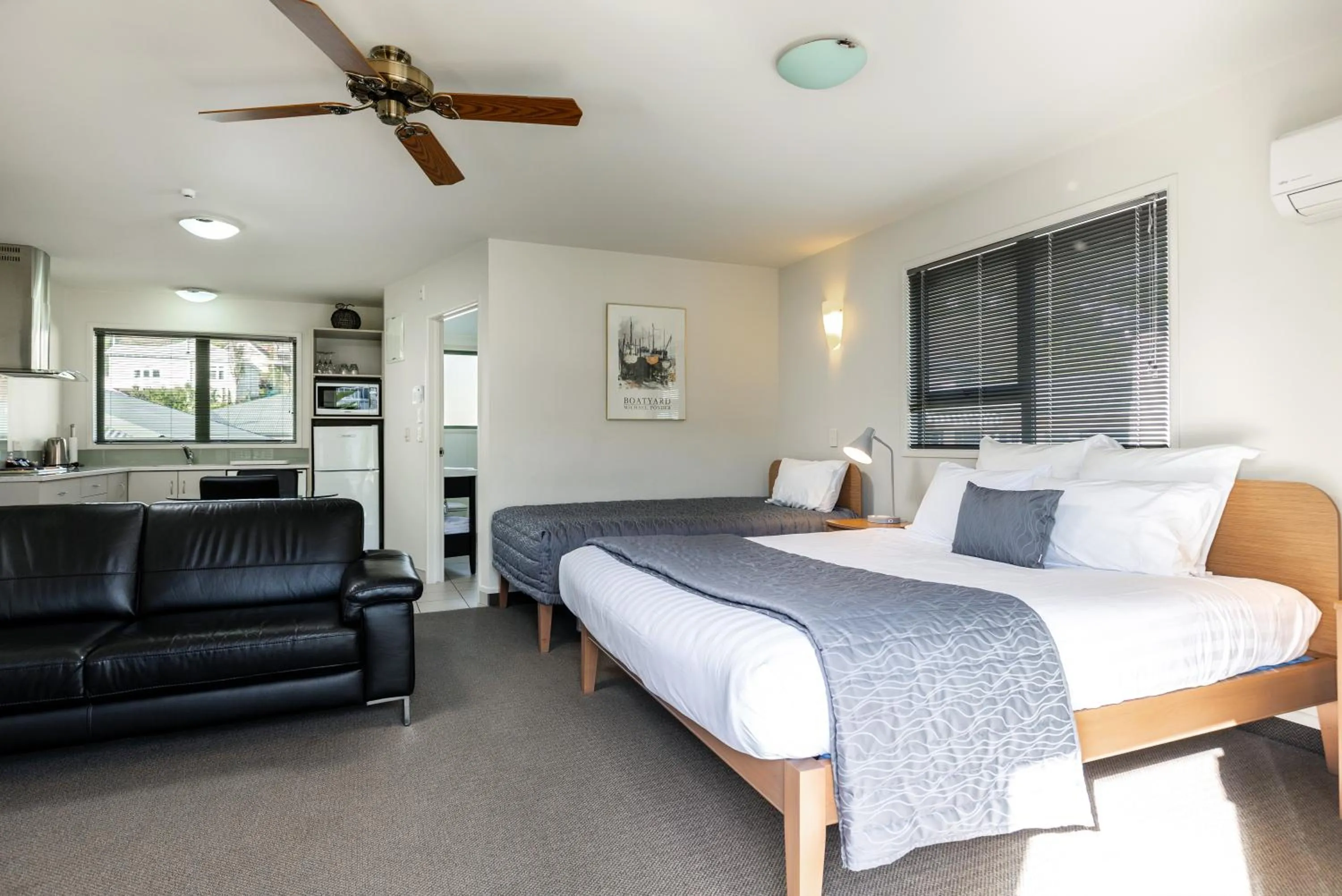 Bed in Jasmine Court Motel