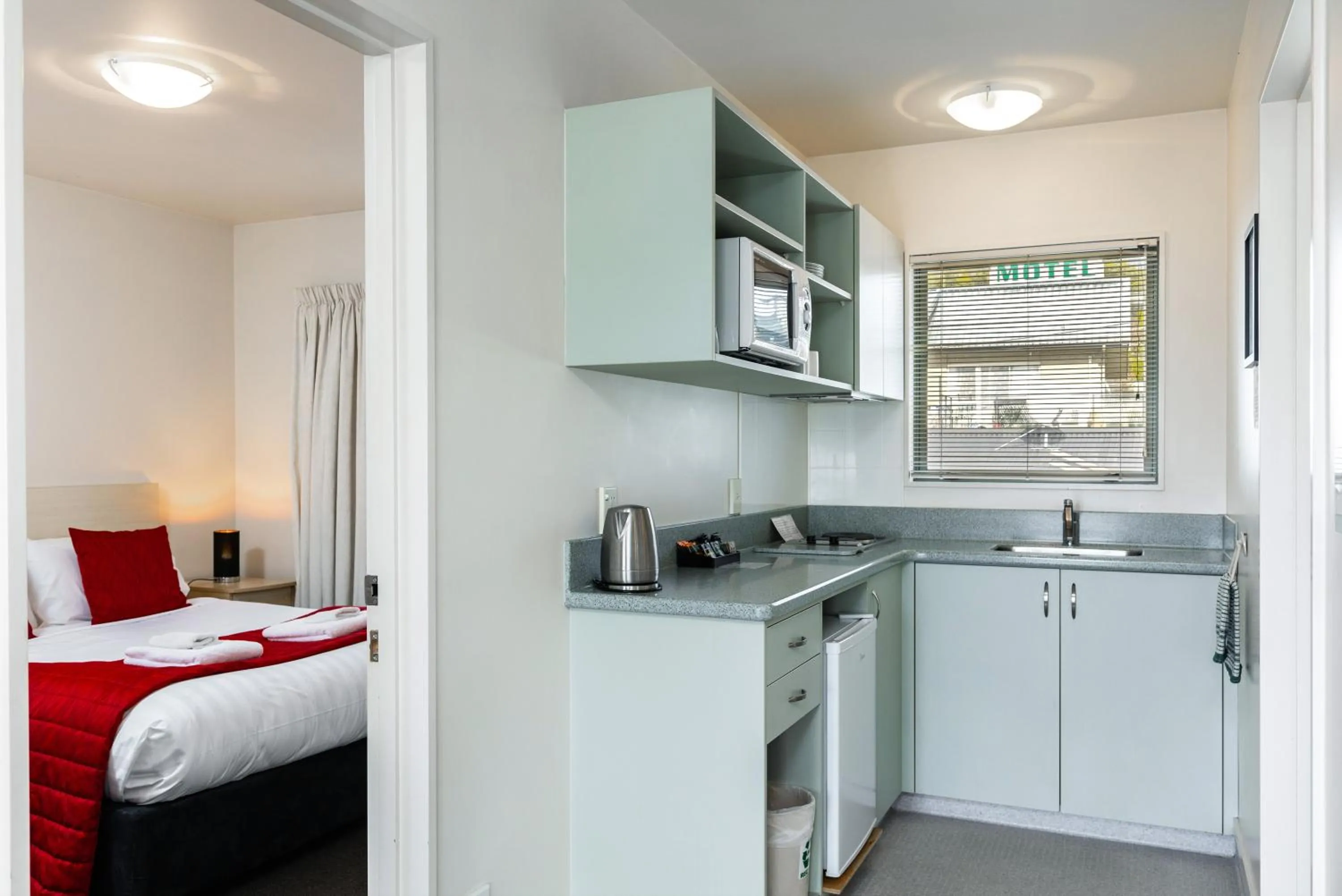 Bed in Jasmine Court Motel