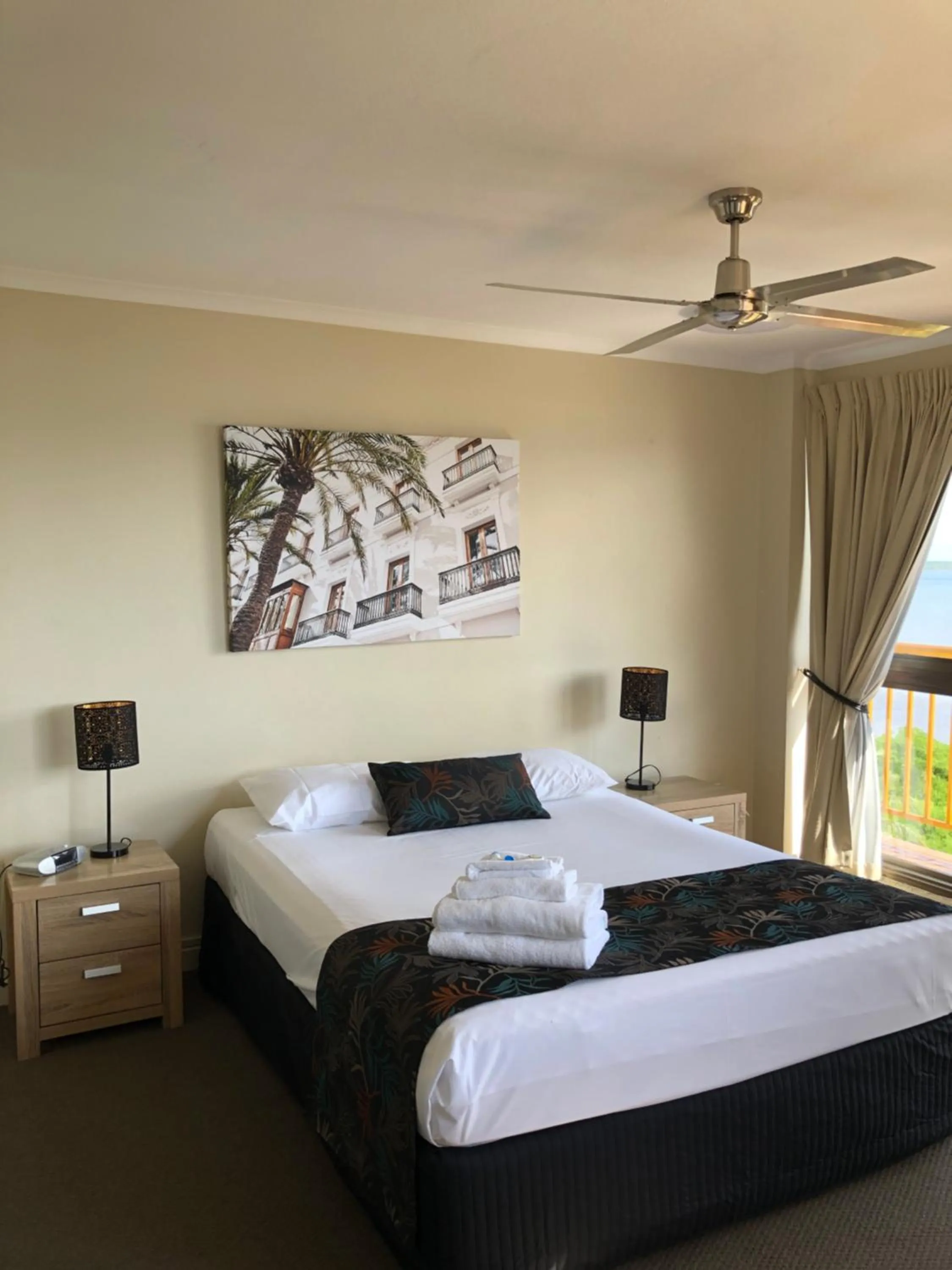 Property building, Bed in Coral Towers Holiday Suites