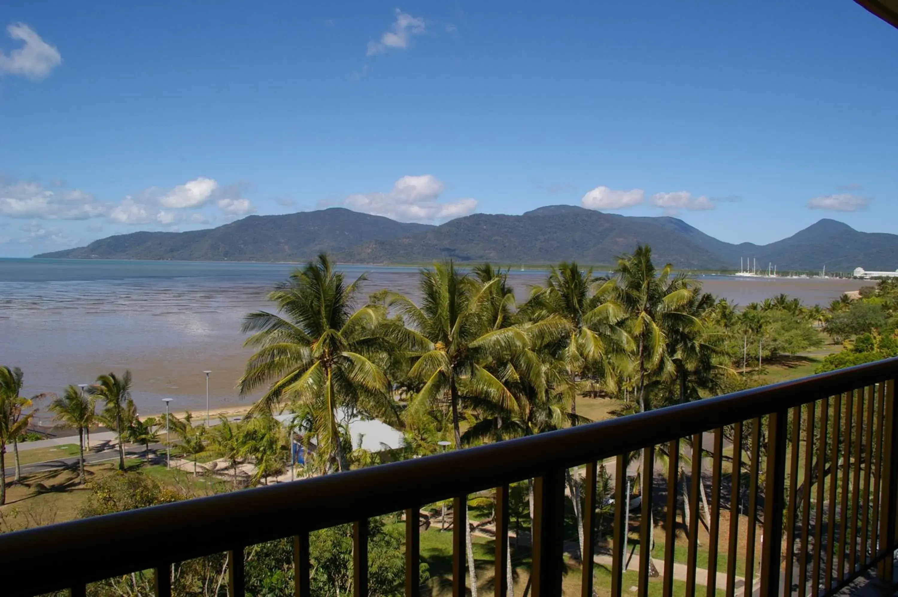 Deluxe Two-Bedroom Apartment with Ocean View in Coral Towers Holiday Suites Deluxe Two-Bedroom Apartment with Ocean View in Coral Towers Holiday Suites