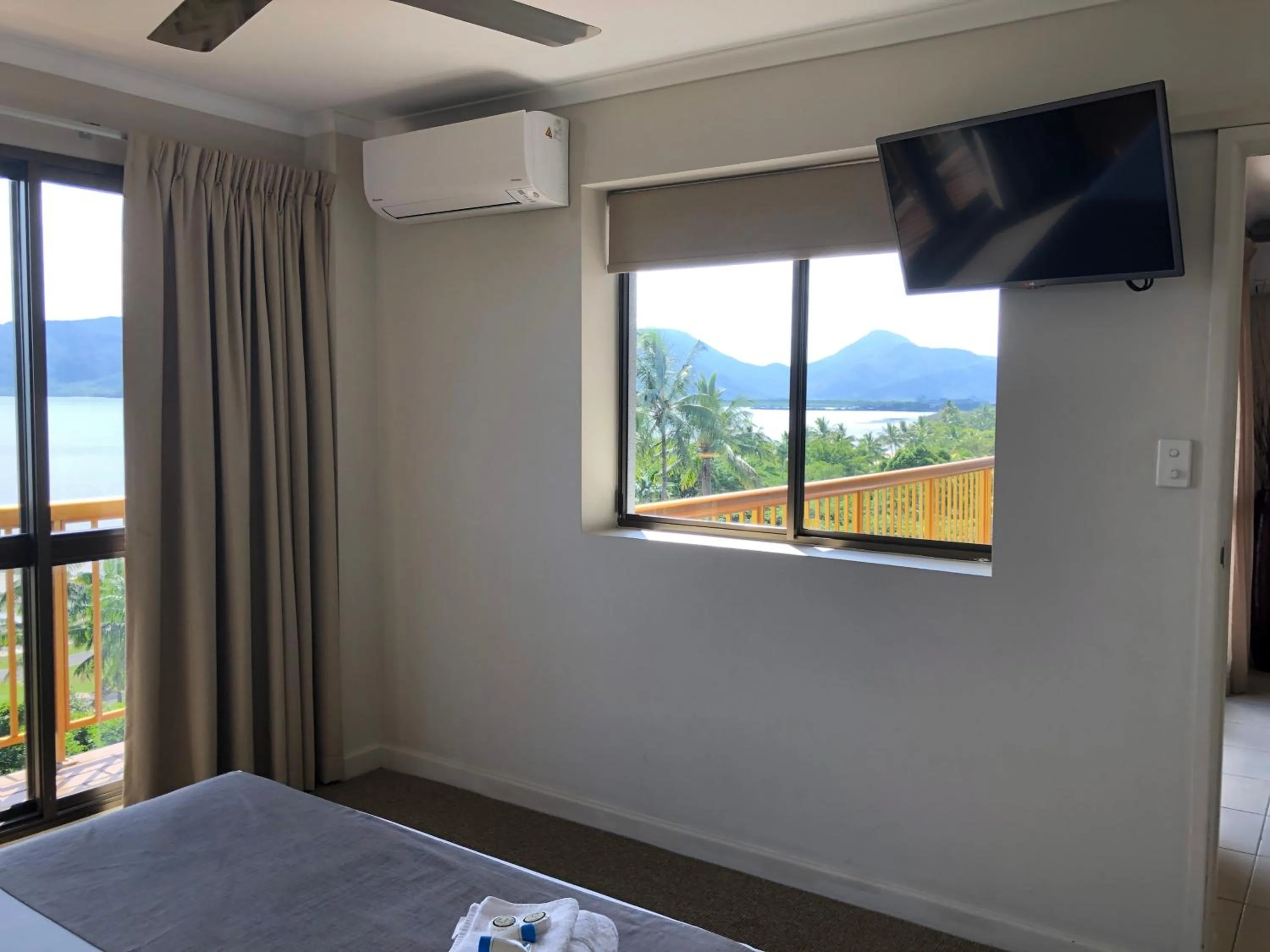 Property building, Bed in Coral Towers Holiday Suites