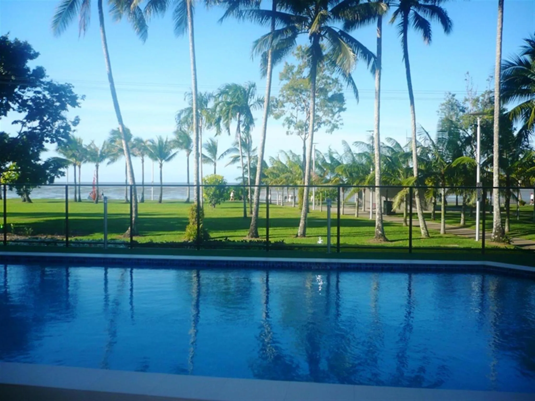 Swimming pool in Coral Towers Holiday Suites
