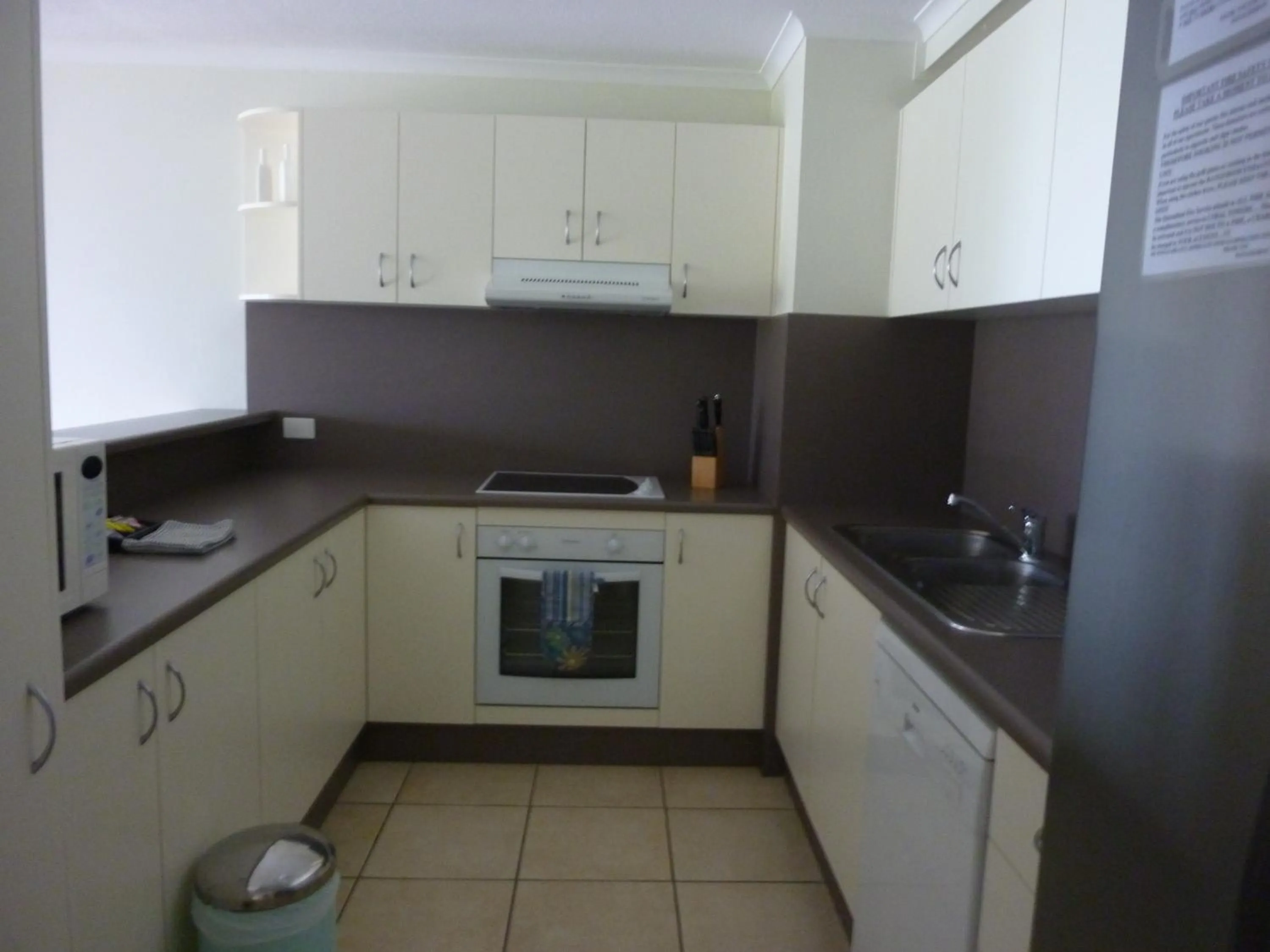 Kitchen or kitchenette in Coral Towers Holiday Suites