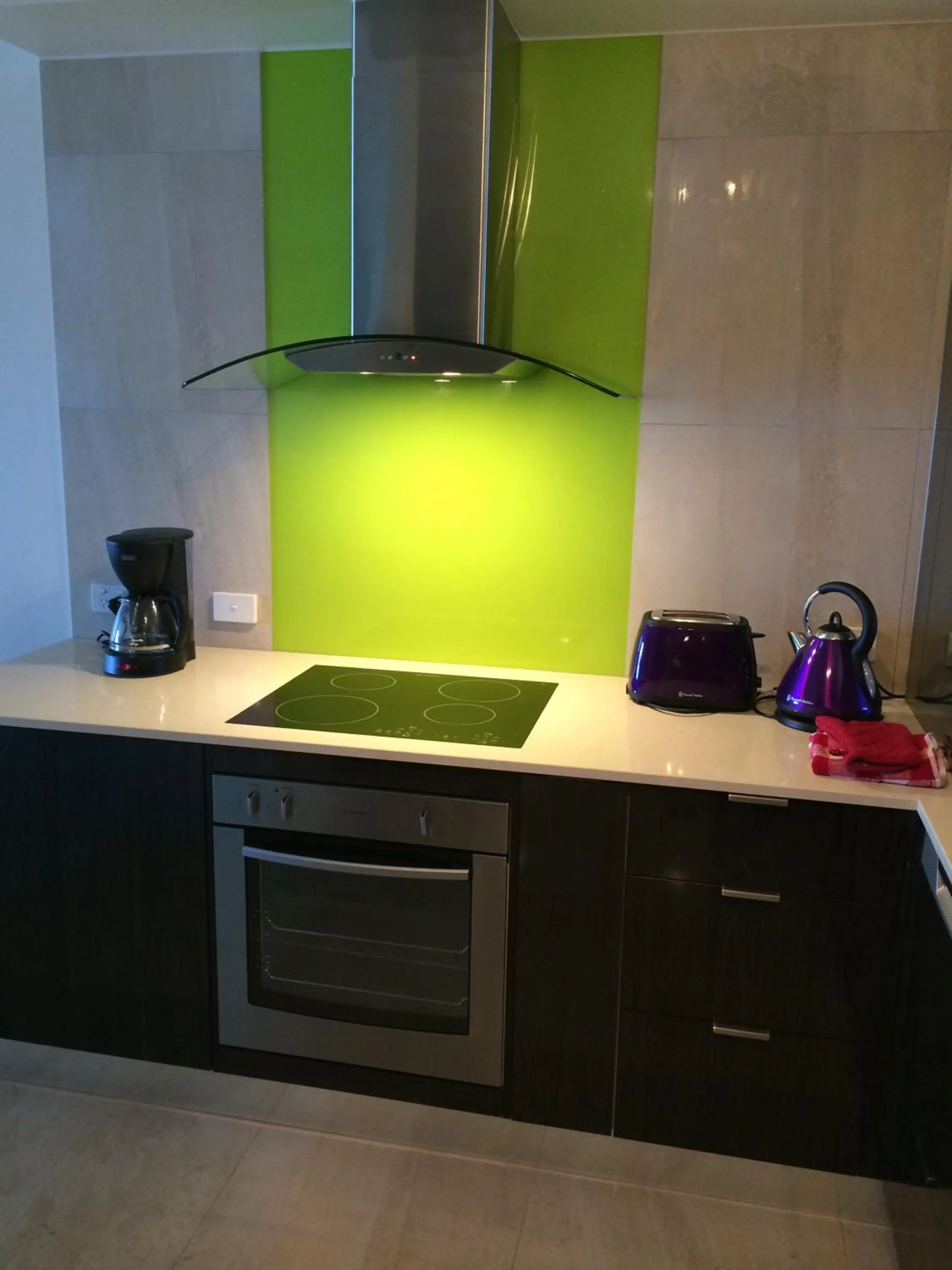 Kitchen or kitchenette in Coral Towers Holiday Suites