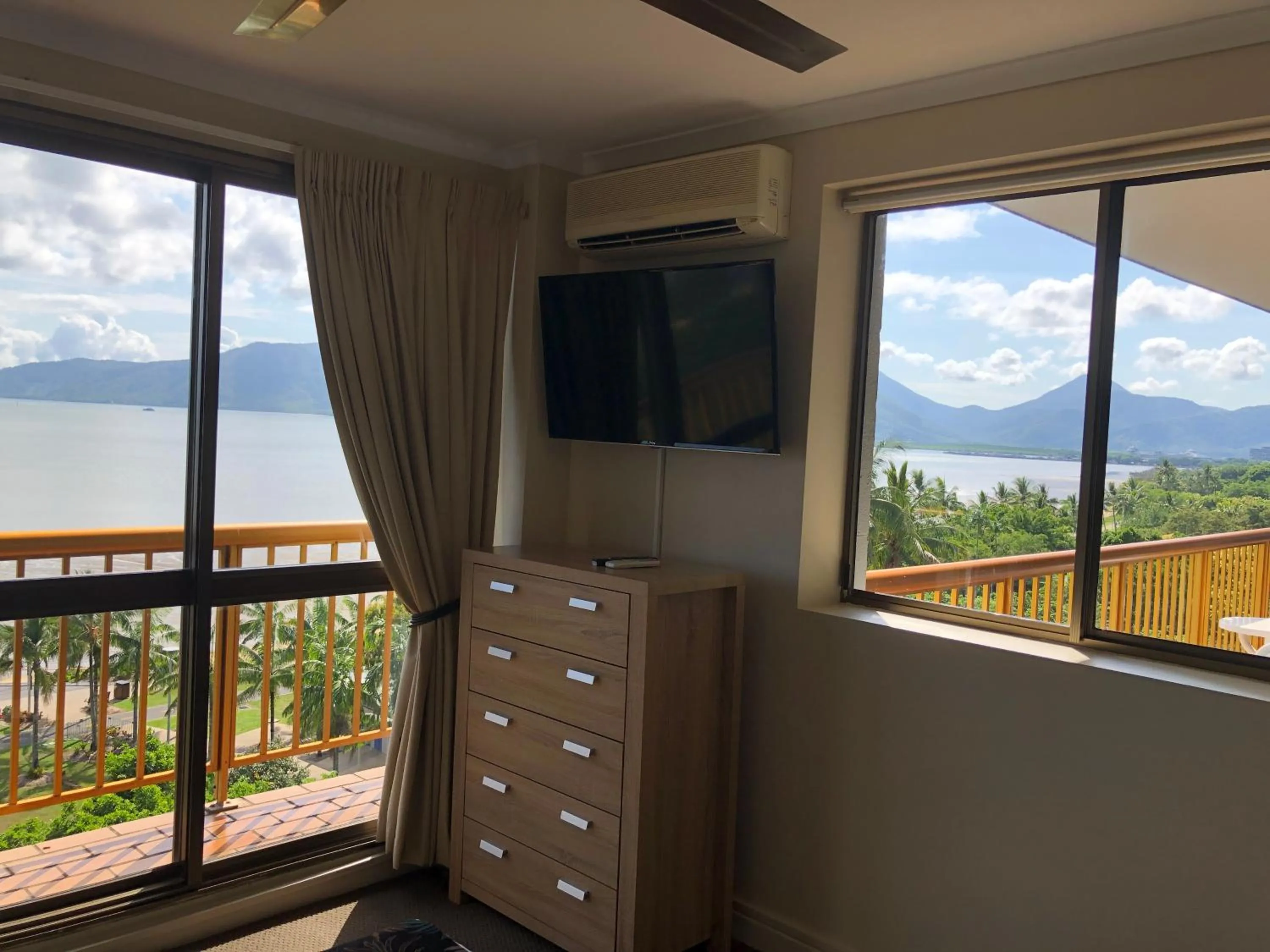 Property building in Coral Towers Holiday Suites