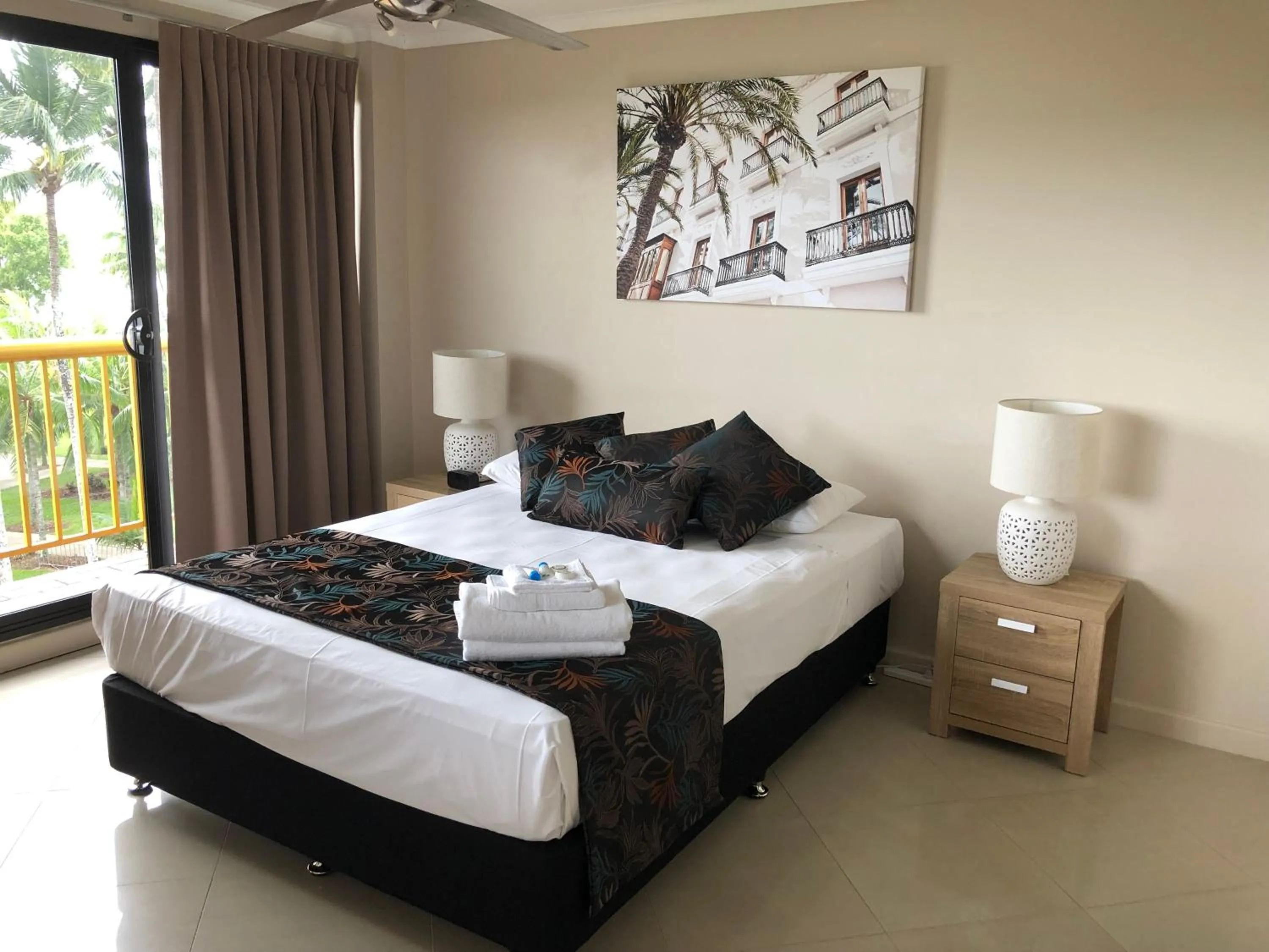 Property building, Bed in Coral Towers Holiday Suites