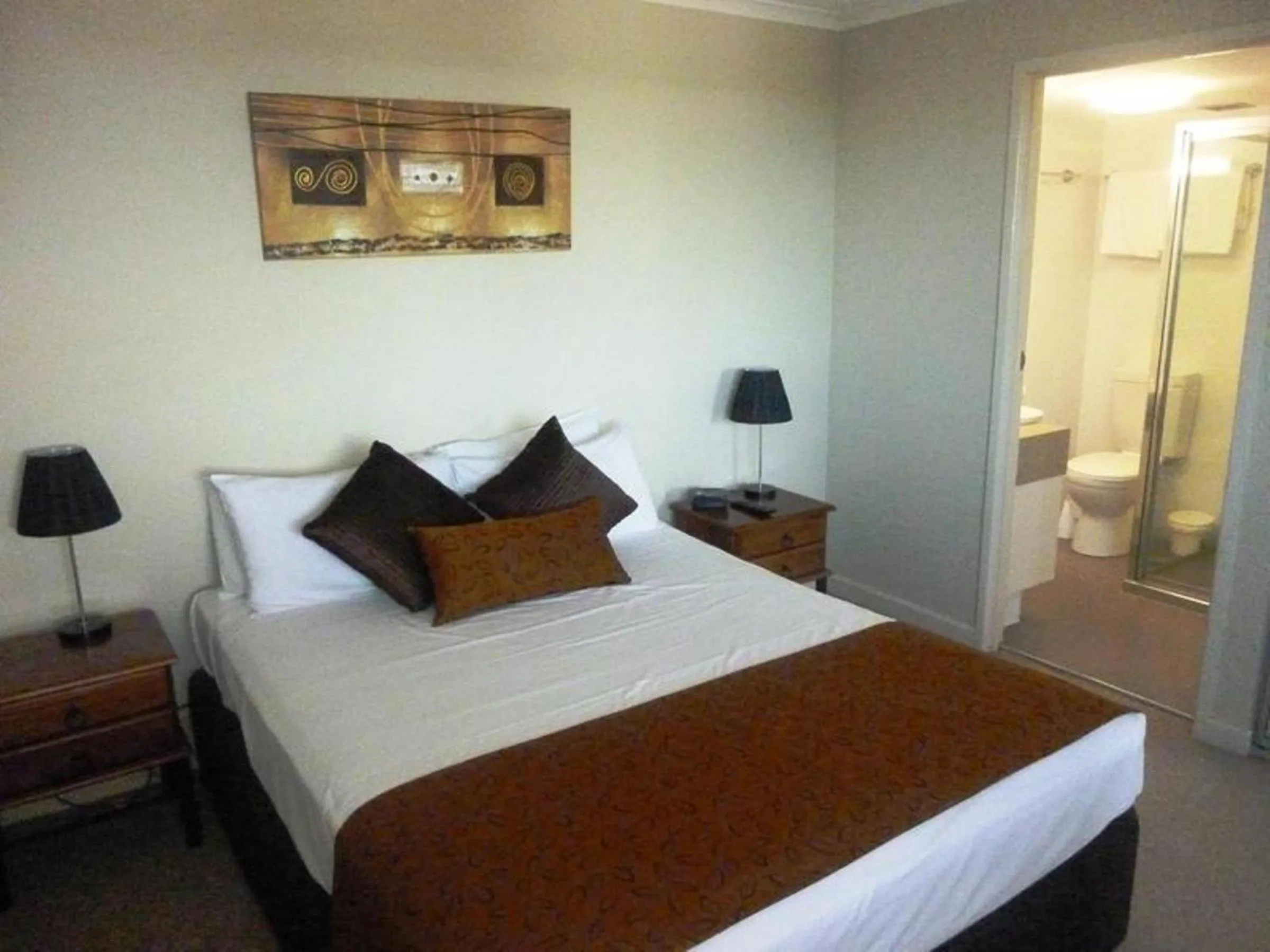 Photo of the whole room, Bed in Coral Towers Holiday Suites
