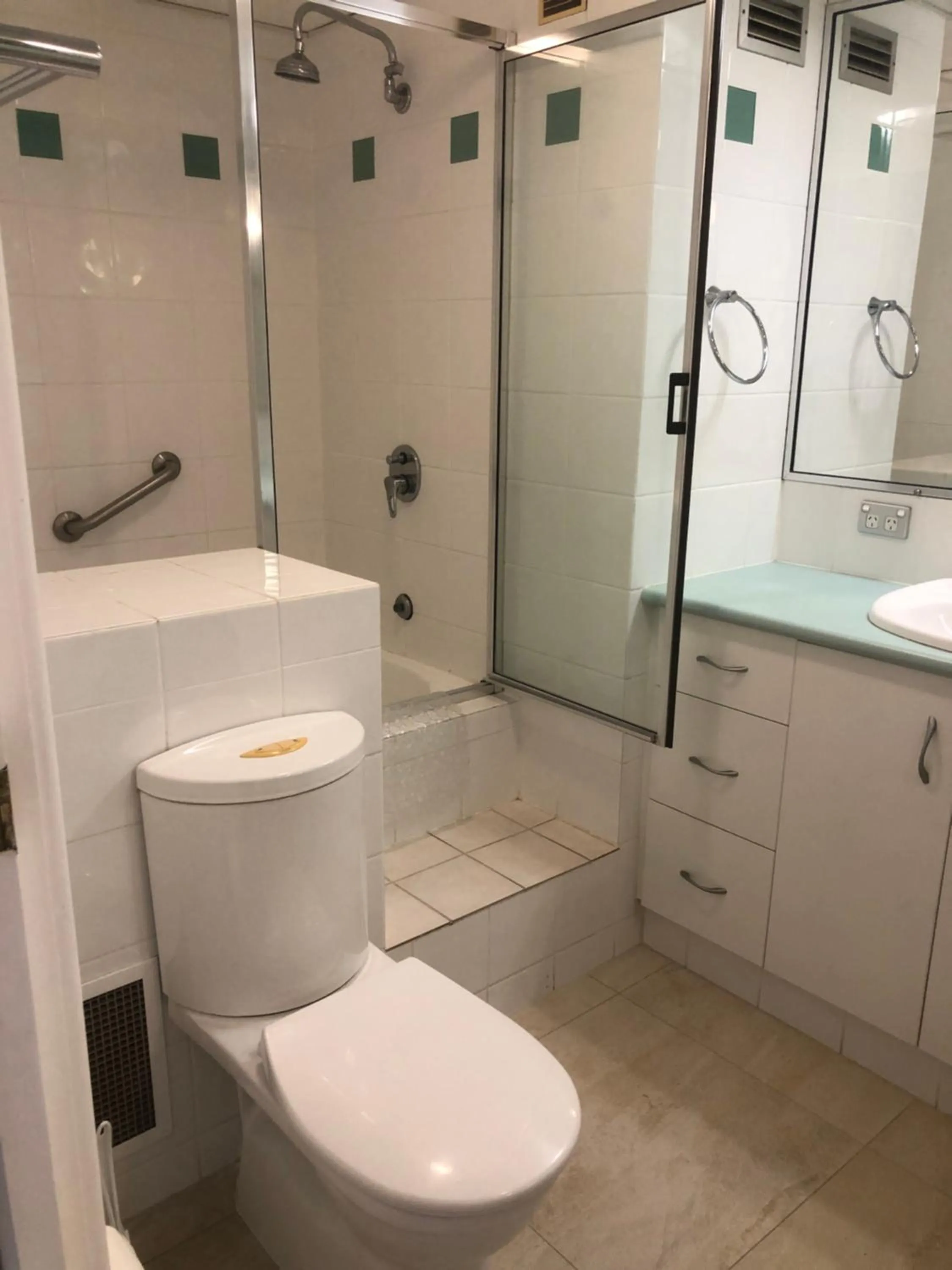 Bathroom in Coral Towers Holiday Suites