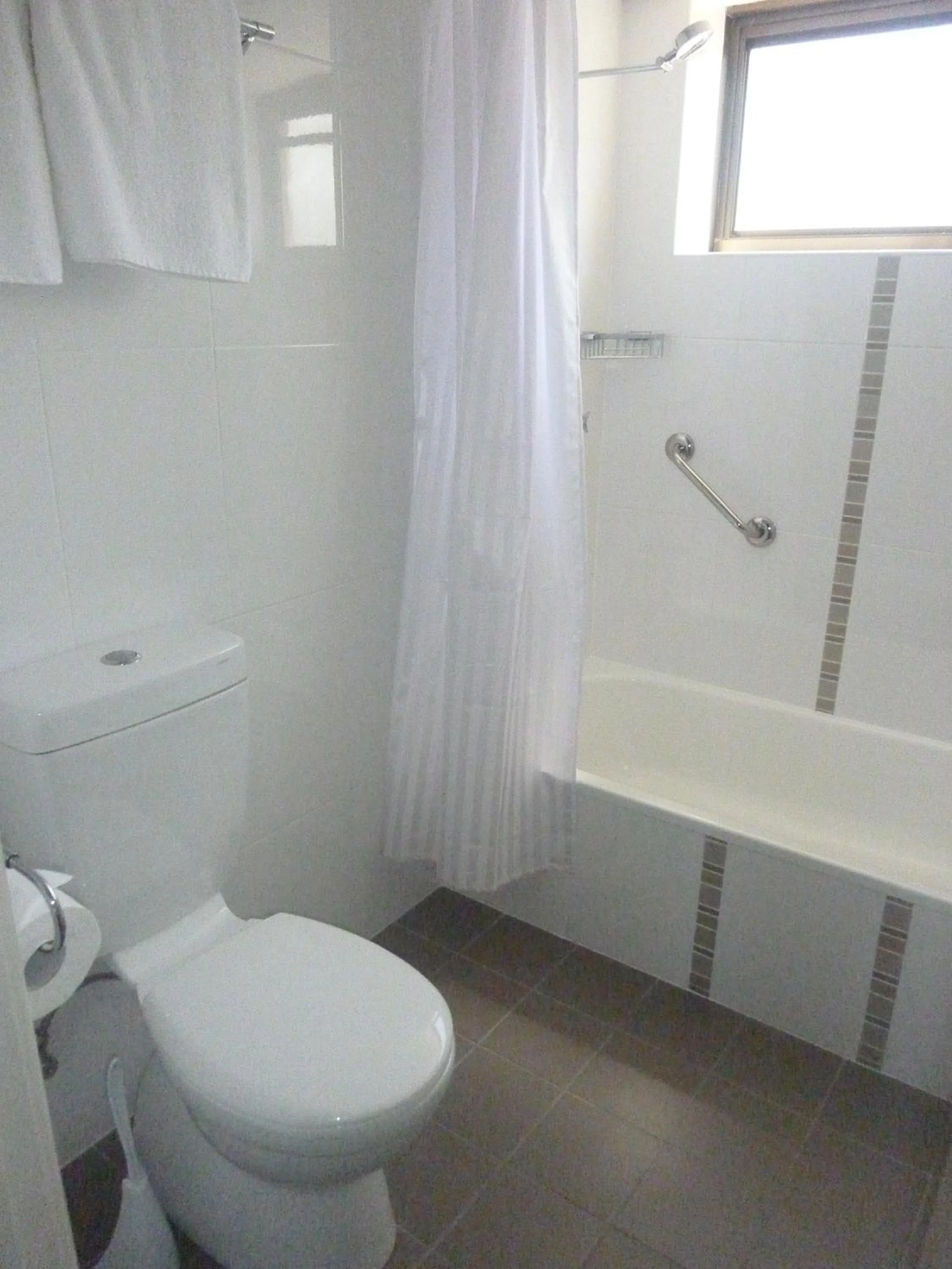 Toilet in Coral Towers Holiday Suites