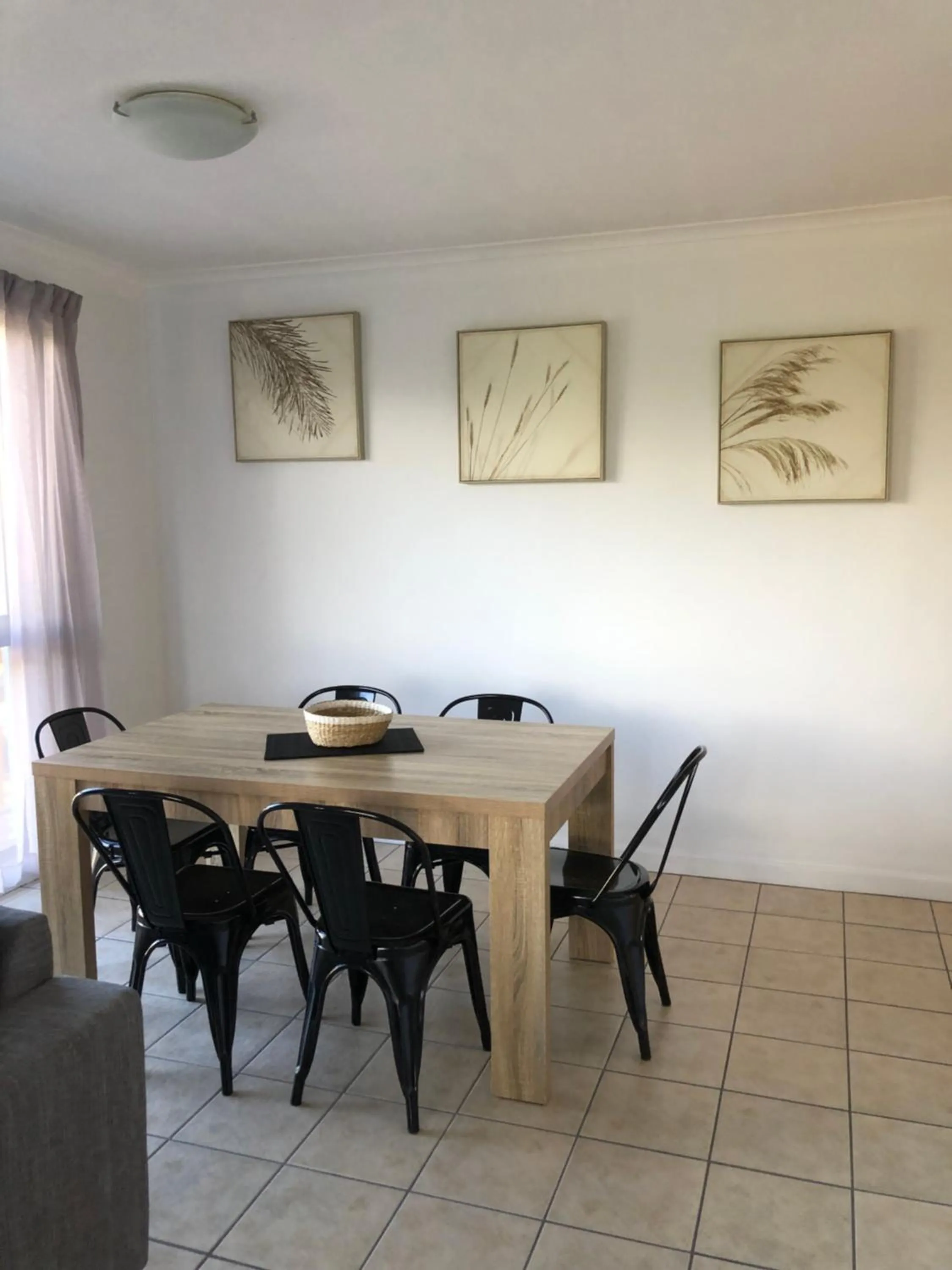 Dining area in Coral Towers Holiday Suites