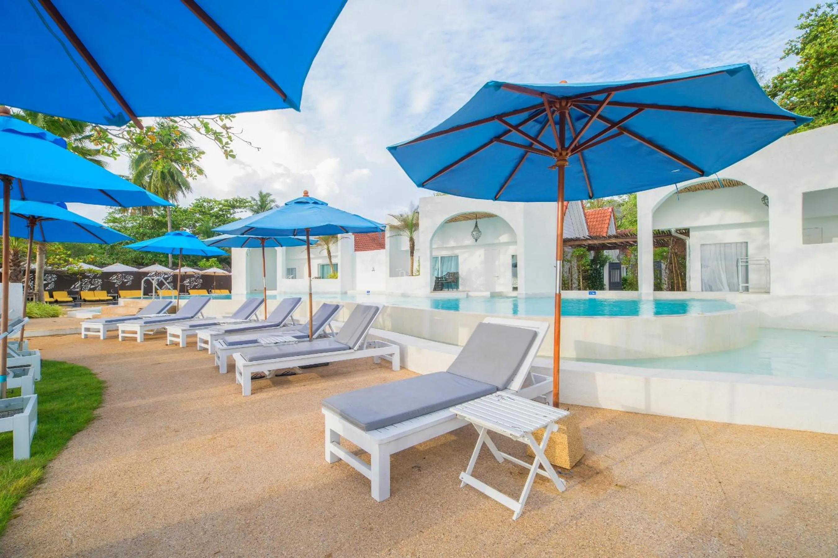 Swimming pool in Ocean Breeze Resort Khaolak